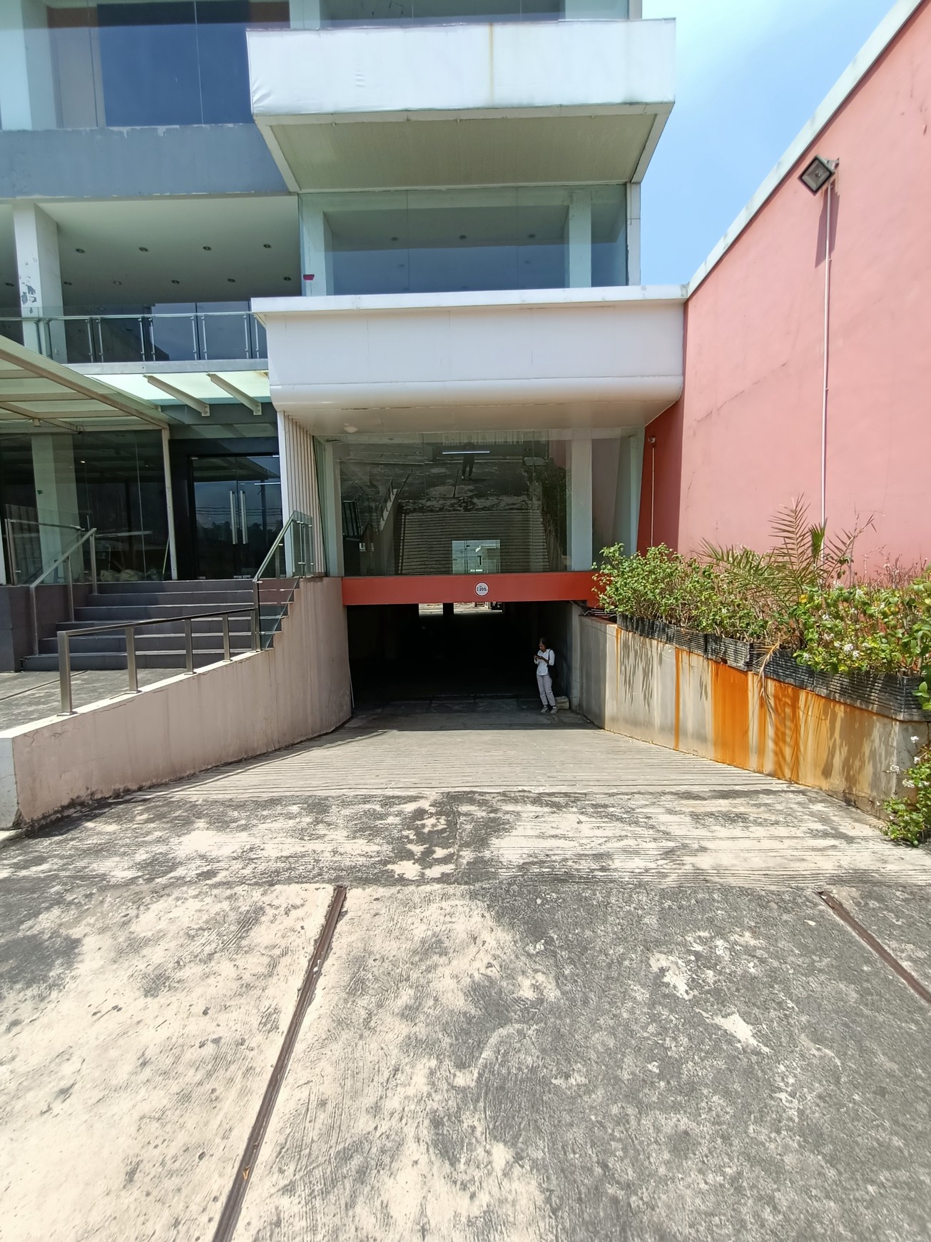 Disewakan Mini Building 4 Lantai Multifungsi di Area Strategis Diantara Jakarta Pusat & Barat