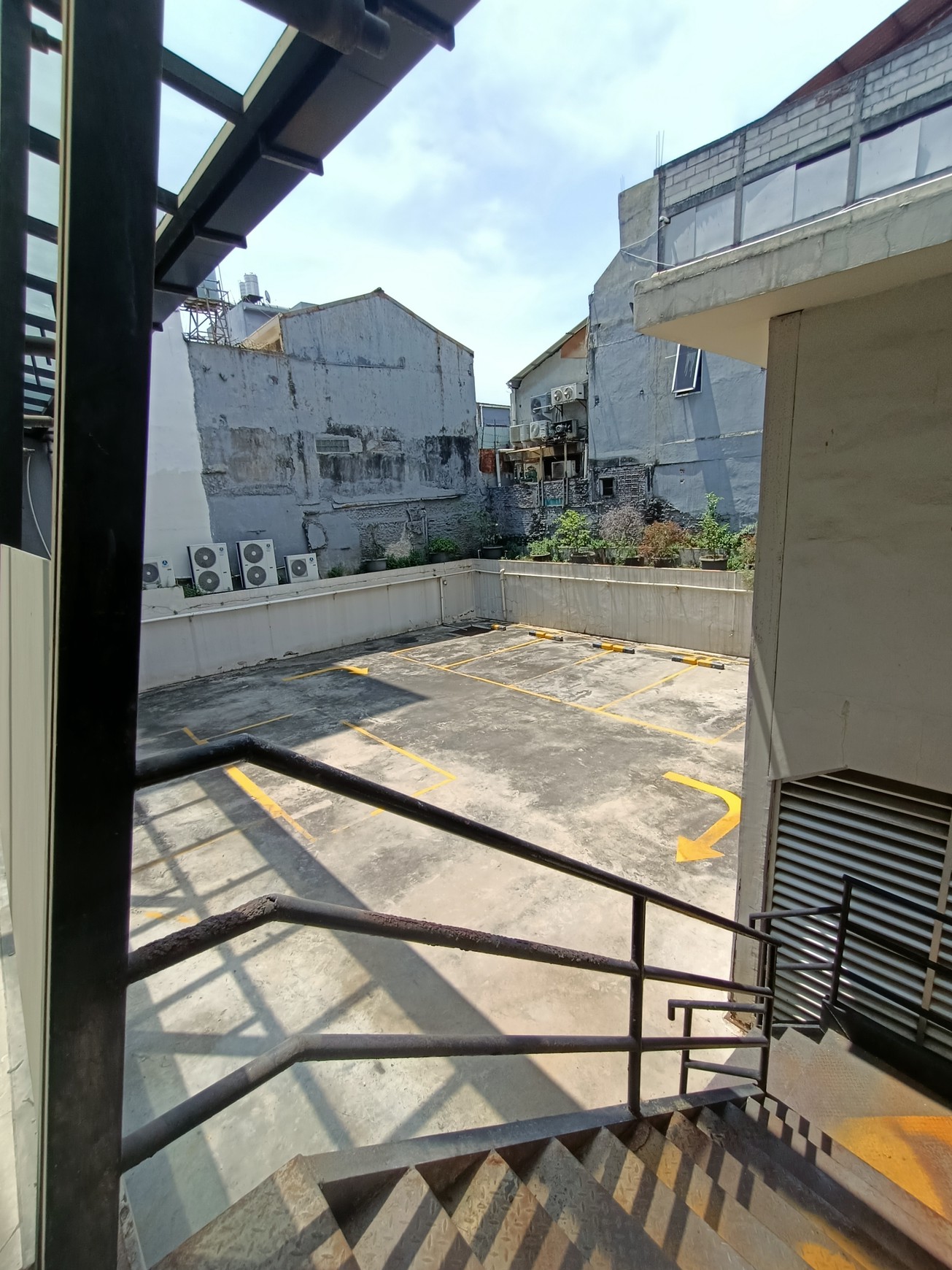 Disewakan Mini Building 4 Lantai Multifungsi di Area Strategis Diantara Jakarta Pusat & Barat