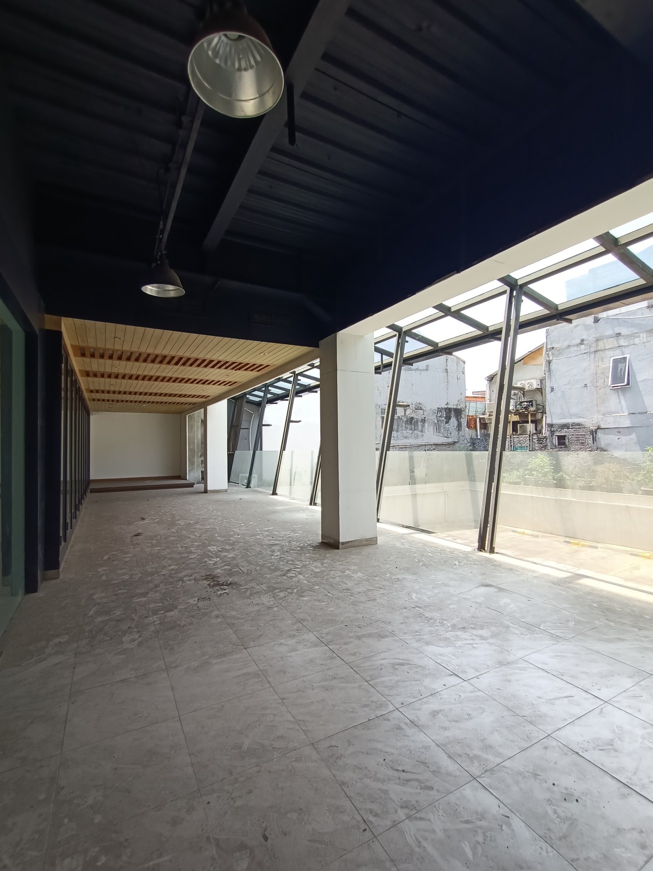 Disewakan Mini Building 4 Lantai Multifungsi di Area Strategis Diantara Jakarta Pusat & Barat