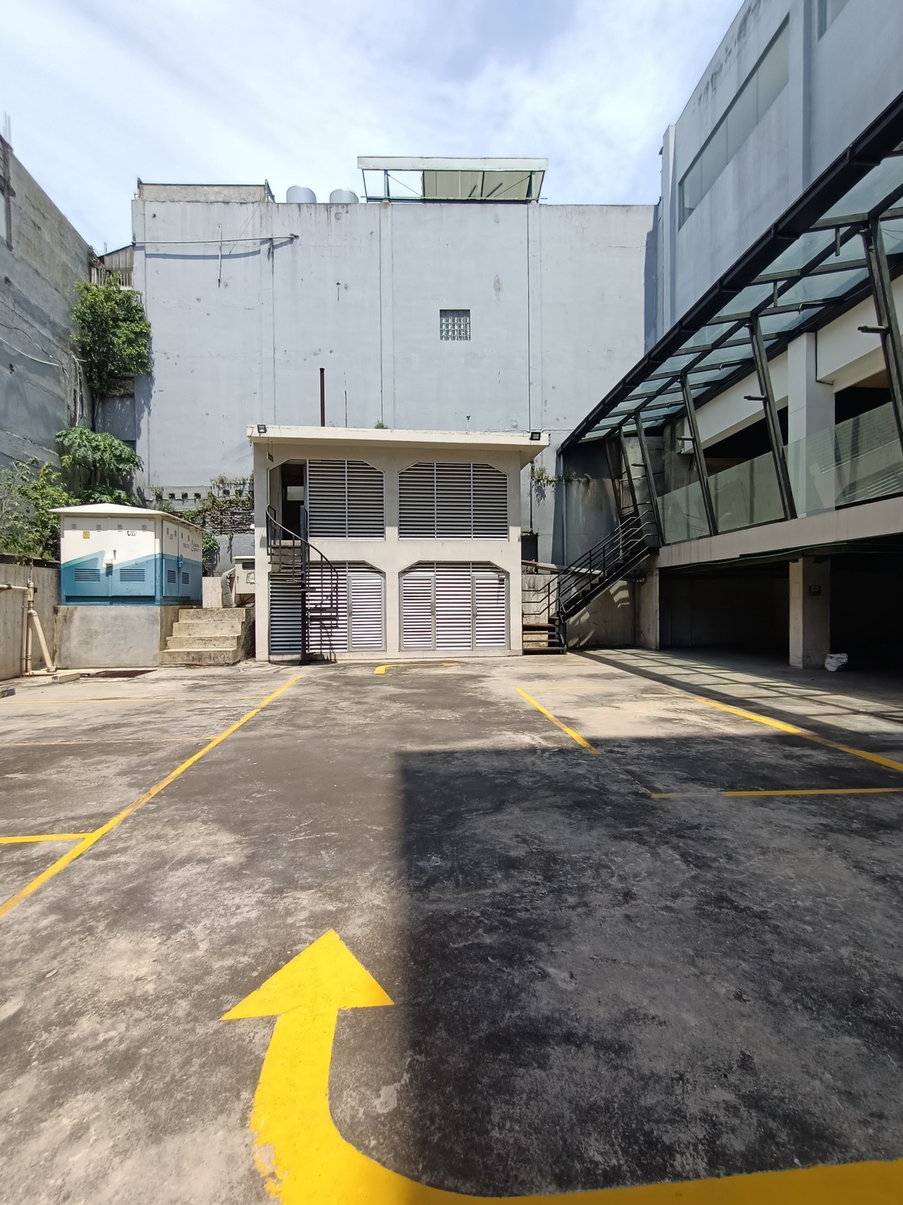 Disewakan Mini Building 4 Lantai Multifungsi di Area Strategis Diantara Jakarta Pusat & Barat