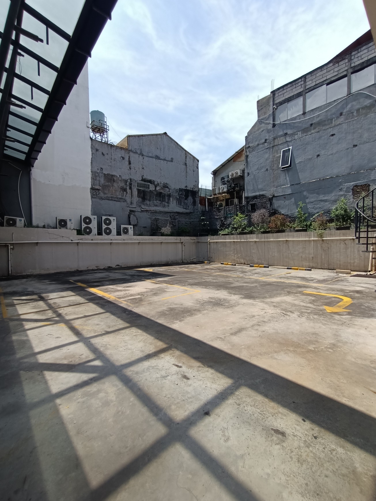 Disewakan Mini Building 4 Lantai Multifungsi di Area Strategis Diantara Jakarta Pusat & Barat