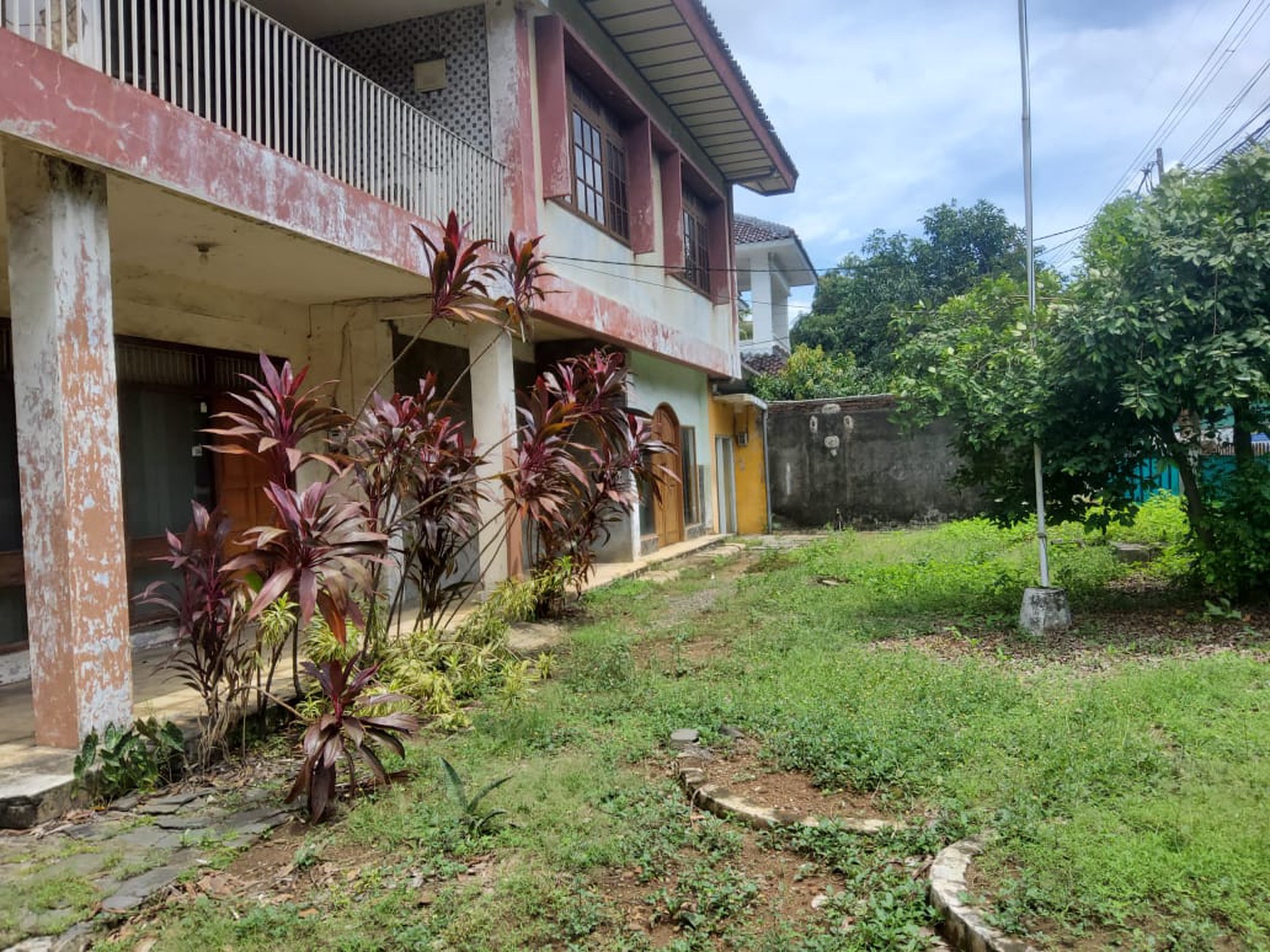 Rumah Hitung Tanah Lokasi Sangat Strategis Zona Komersial di Rawamagun 