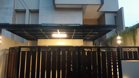 Dijual Rumah Mewah 3 lantai dan siap huni di Pejaten.