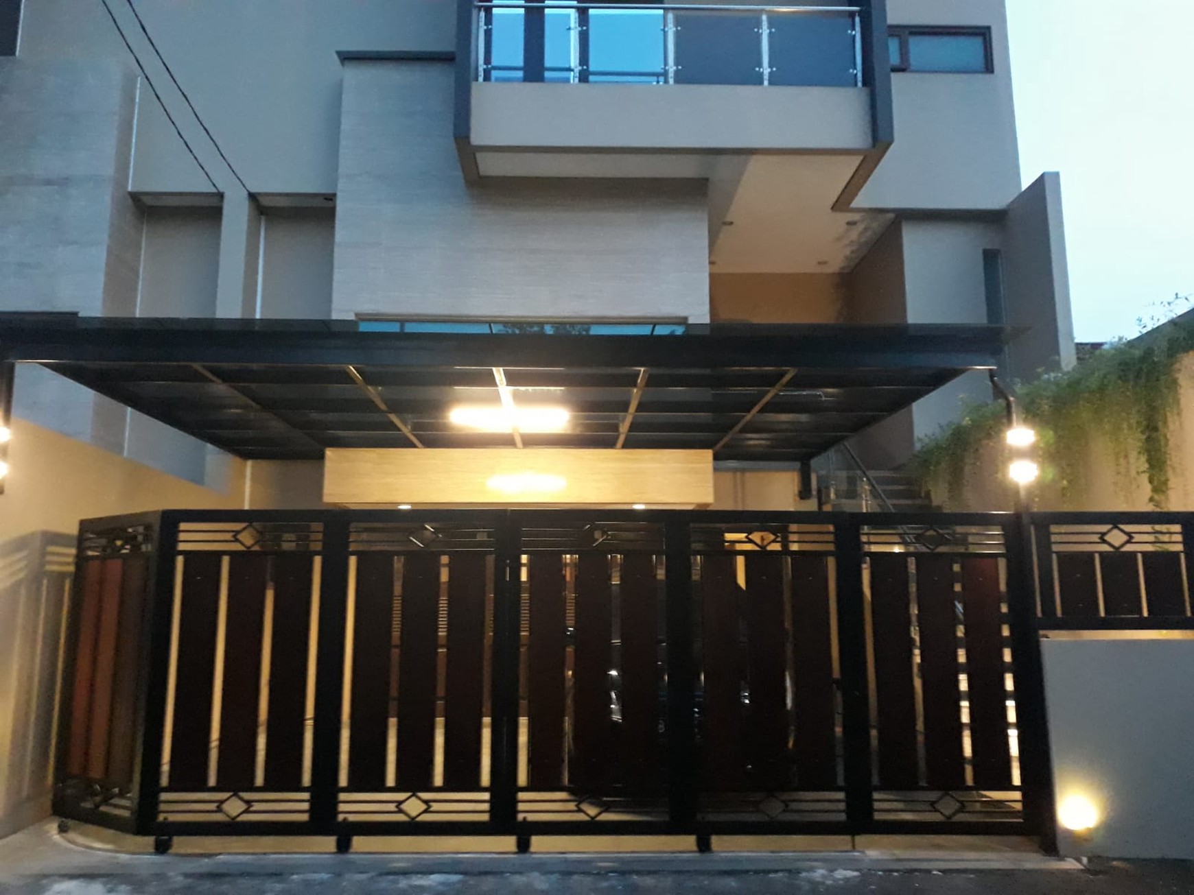 Dijual Rumah Mewah 3 lantai dan siap huni di Pejaten.