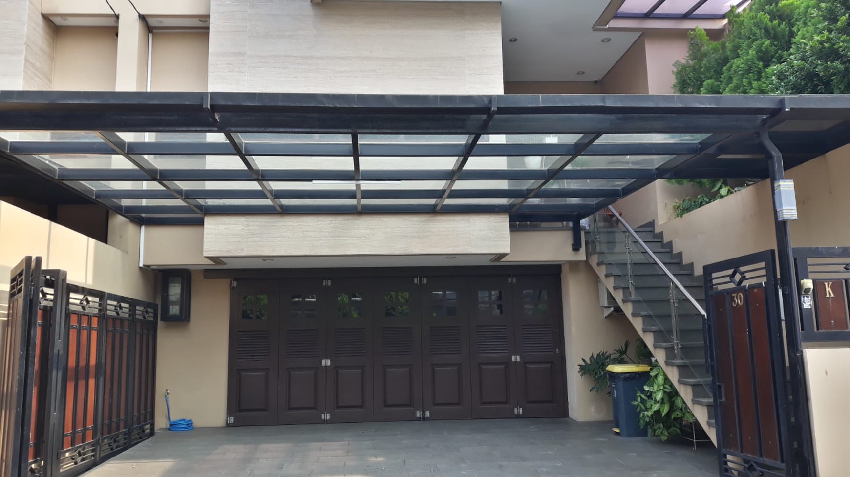 Dijual Rumah Mewah 3 lantai dan siap huni di Pejaten.