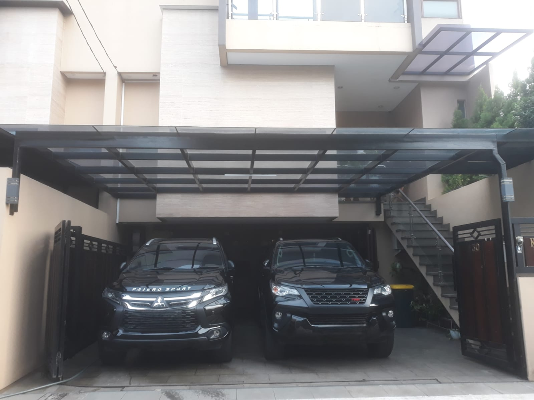 Dijual Rumah Mewah 3 lantai dan siap huni di Pejaten.