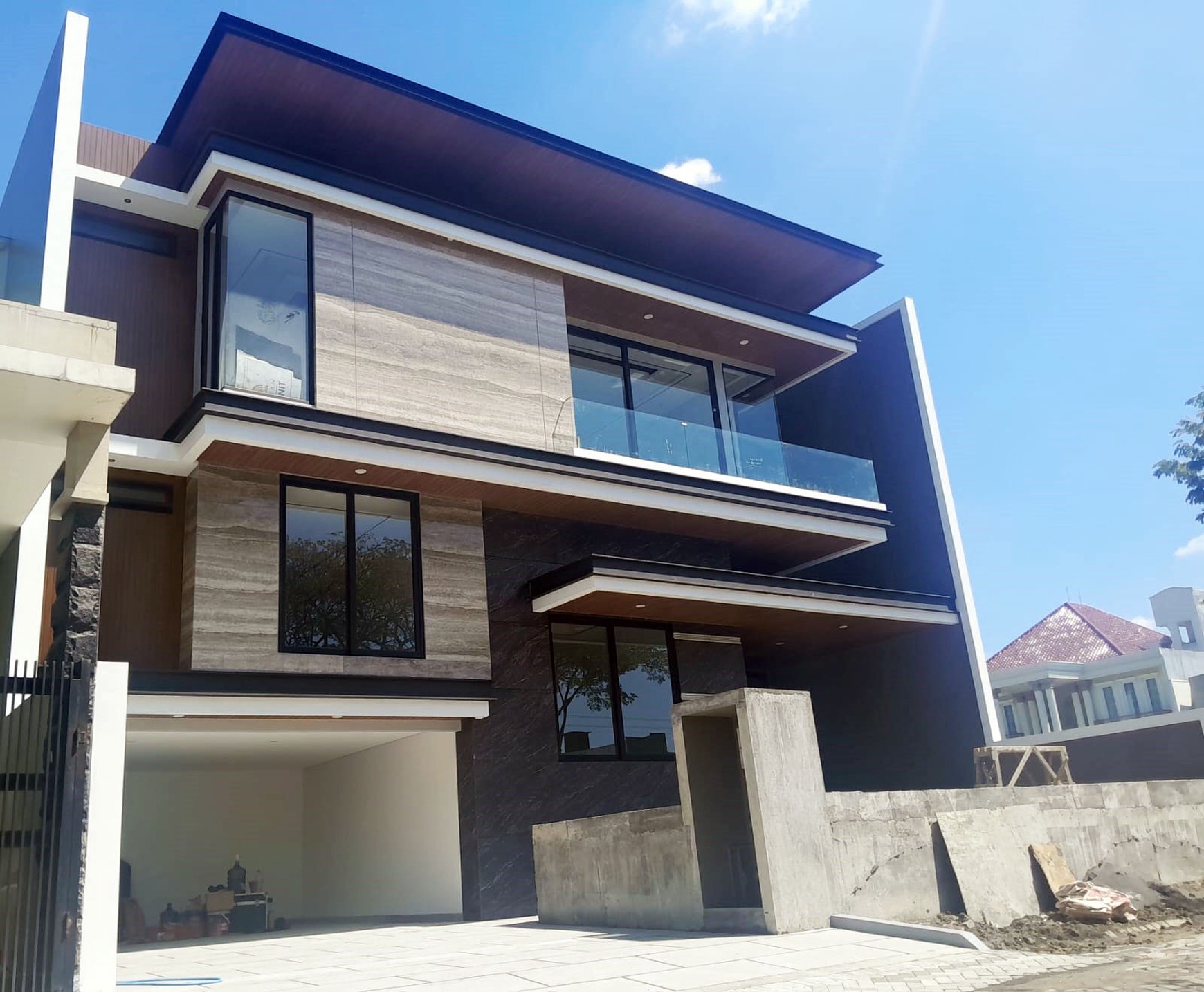 Rumah Mewah Baru Gress di Citraland Newton Hill Surabaya Barat, 2 Lantai