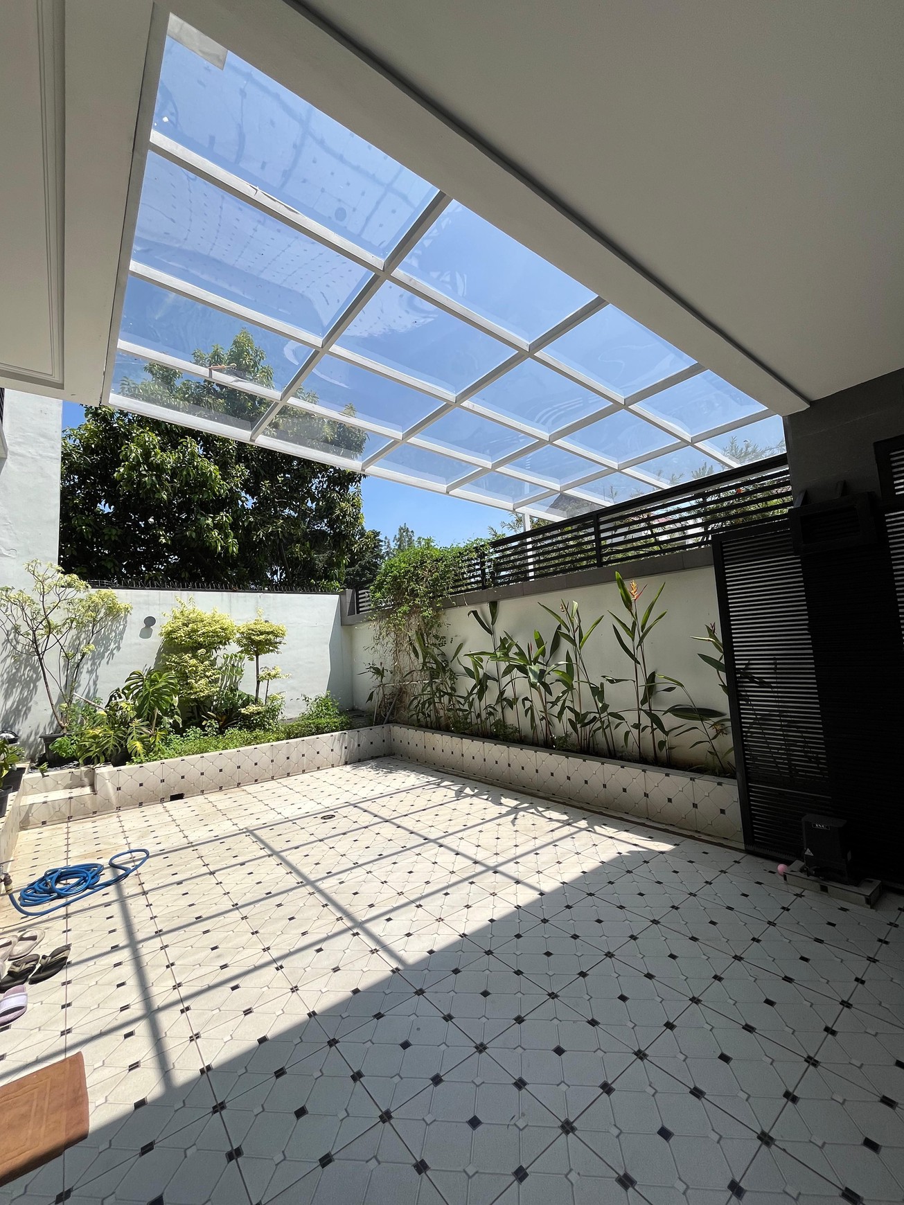 Rumah Fancy dalam Komplek Strategis Cinere Full Furnished