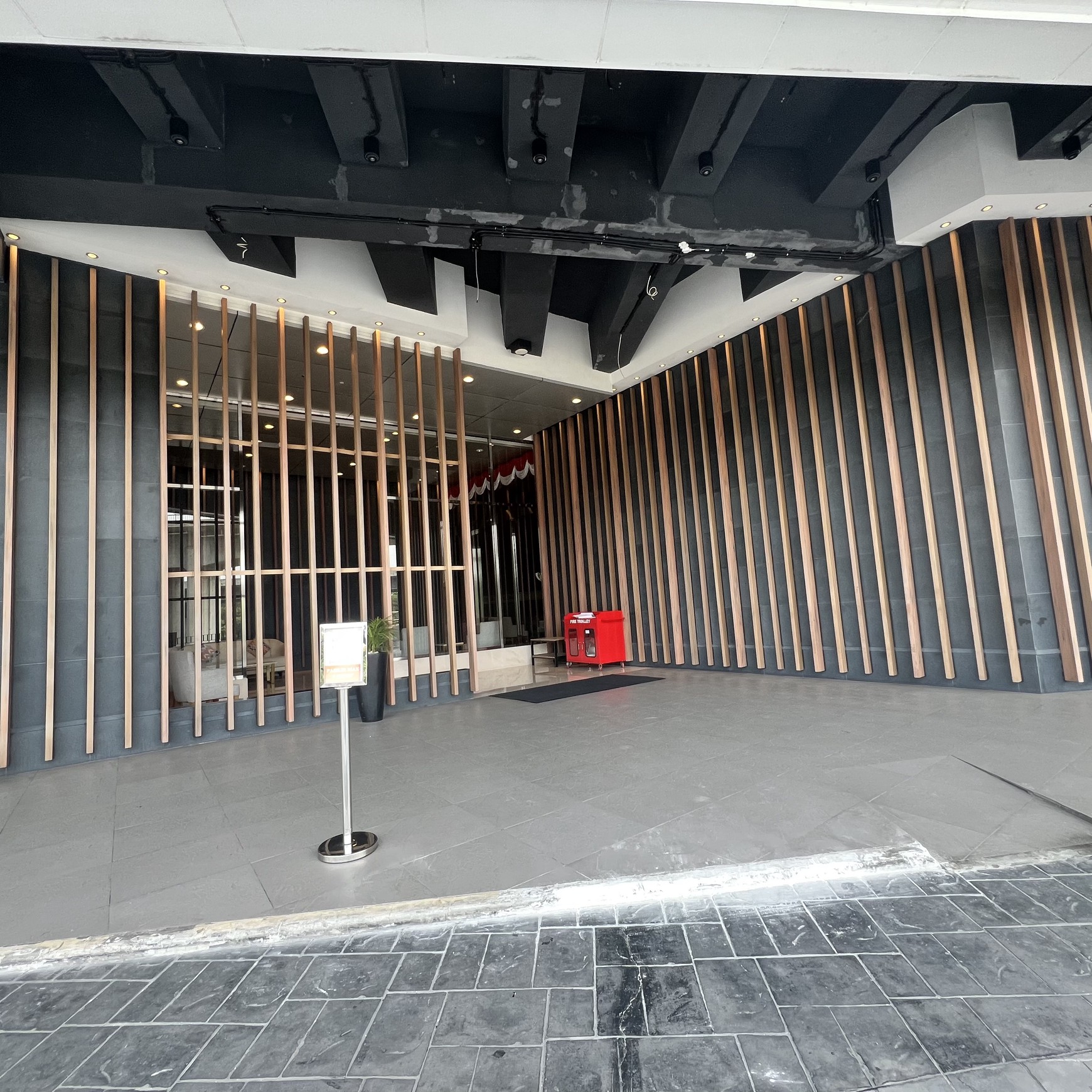 Tinggal Bawa Koper!!, Apartemen Modern Orange County - 2BR, Full Furnished & Lokasi Premium