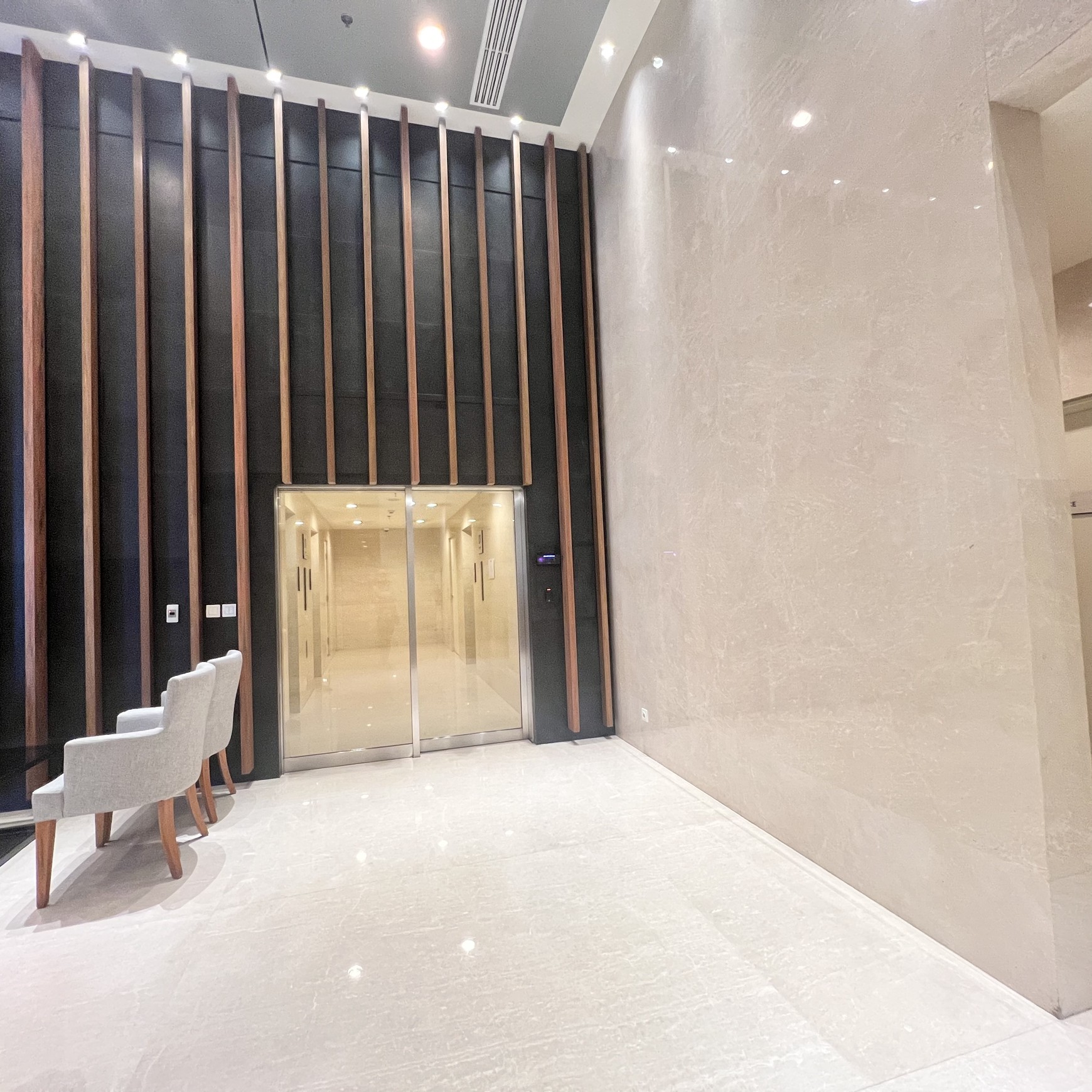 Tinggal Bawa Koper!!, Apartemen Modern Orange County - 2BR, Full Furnished & Lokasi Premium