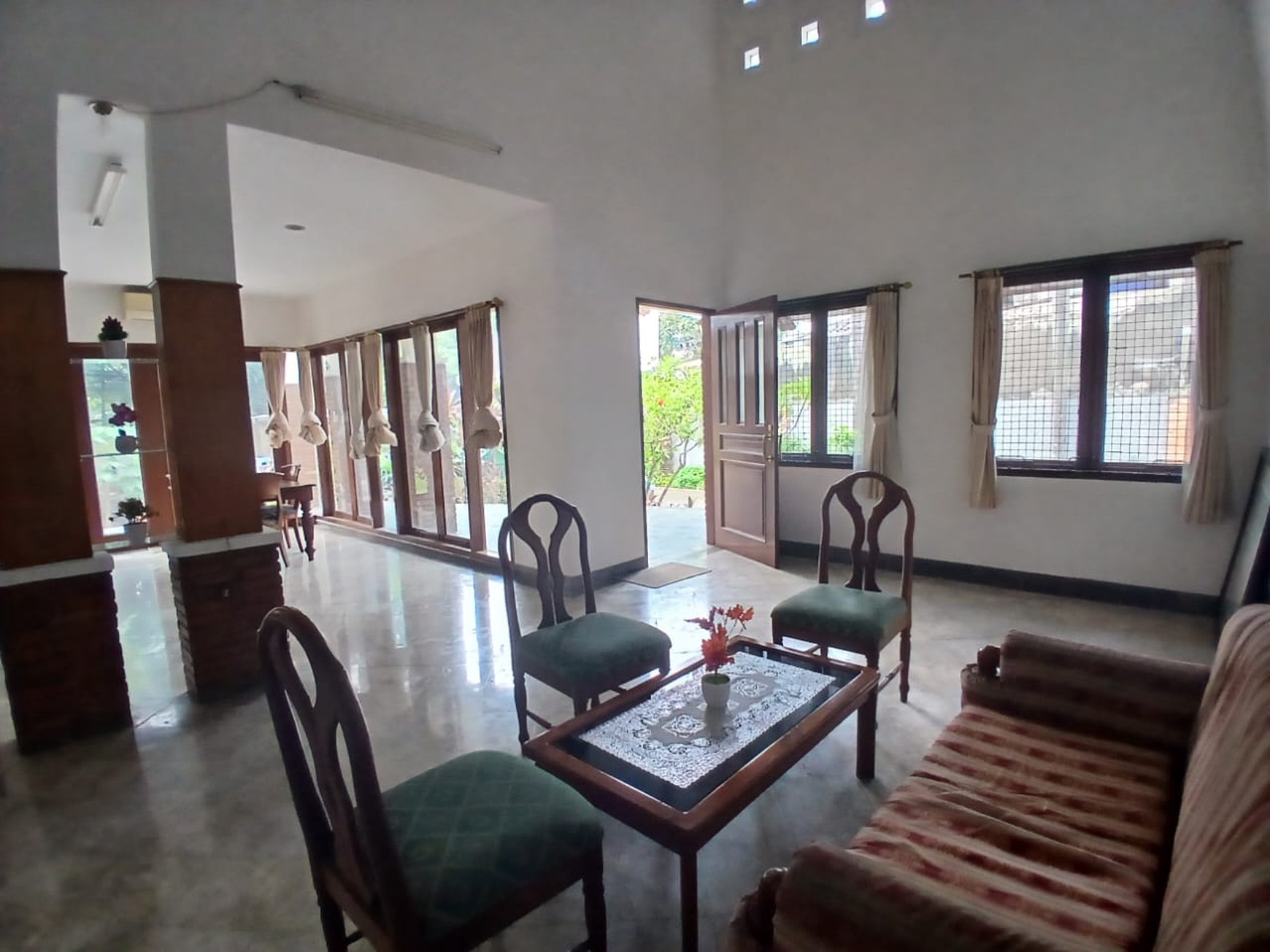 Disewakan rumah 2 KT di Puri Lebusa townhouse lebak bulus