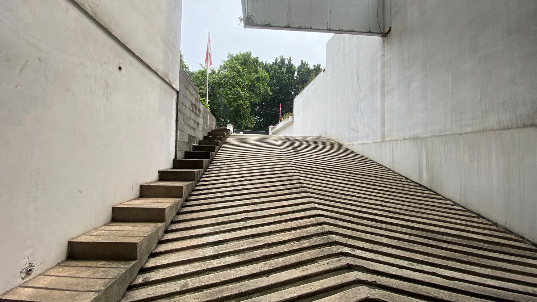 Disewa Cepat ! Gedung Kantor di Jl Wijaya Deket SCBD Jakarta Selatan