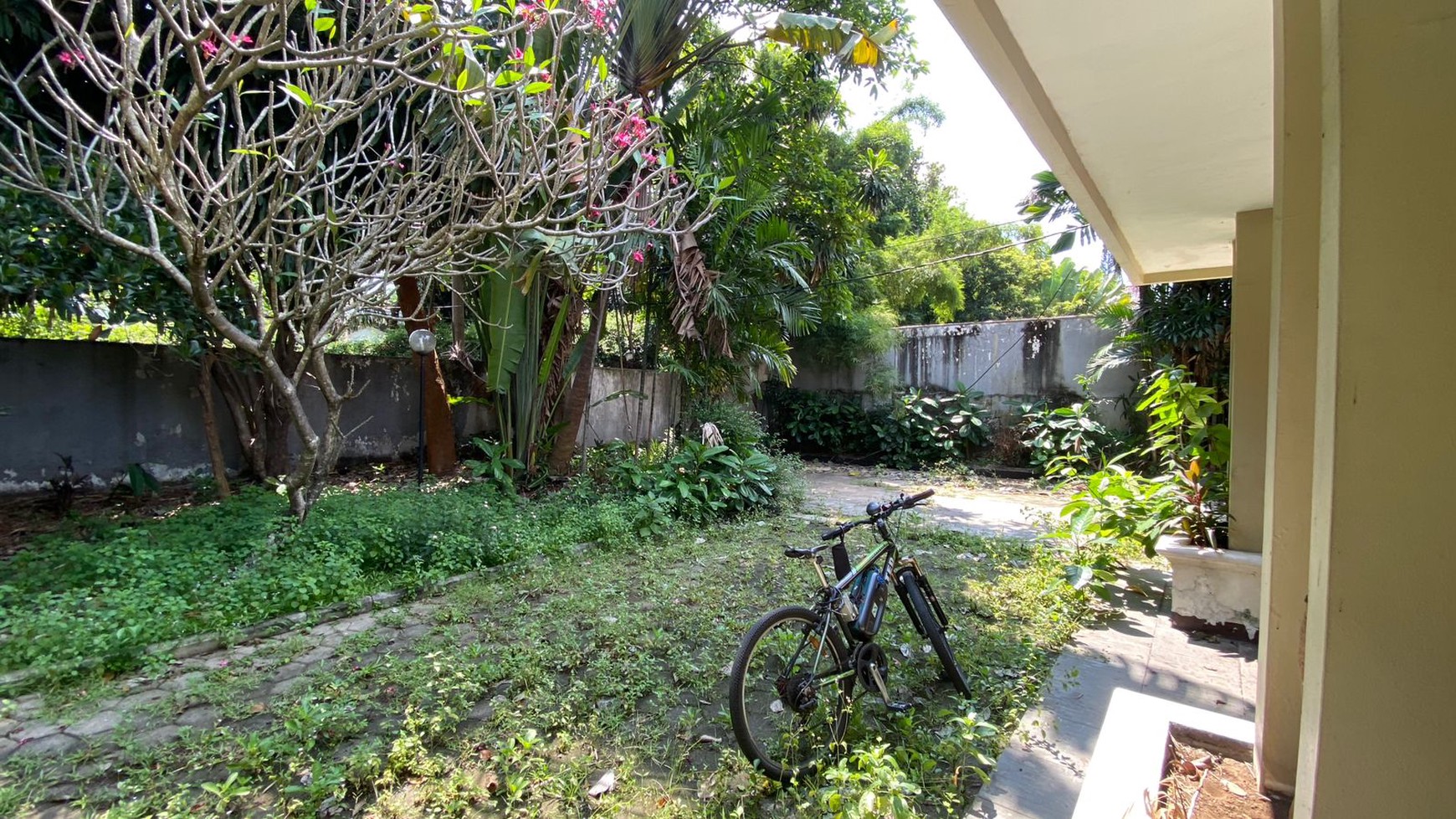 Dijual Rumah Tua Hitung Tanah 1.300 M di Kawasan Kemang Barat, Jakarta Selatan