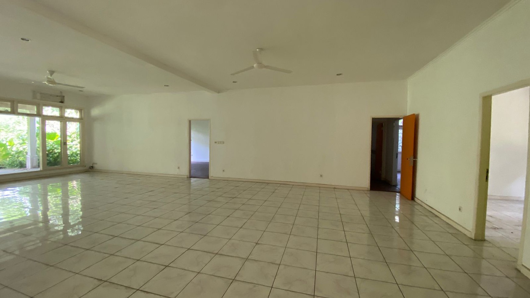 Dijual Rumah Tua Hitung Tanah 1.300 M di Kawasan Kemang Barat, Jakarta Selatan