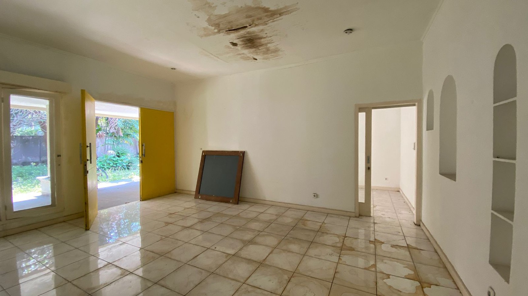 Dijual Rumah Tua Hitung Tanah 1.300 M di Kawasan Kemang Barat, Jakarta Selatan