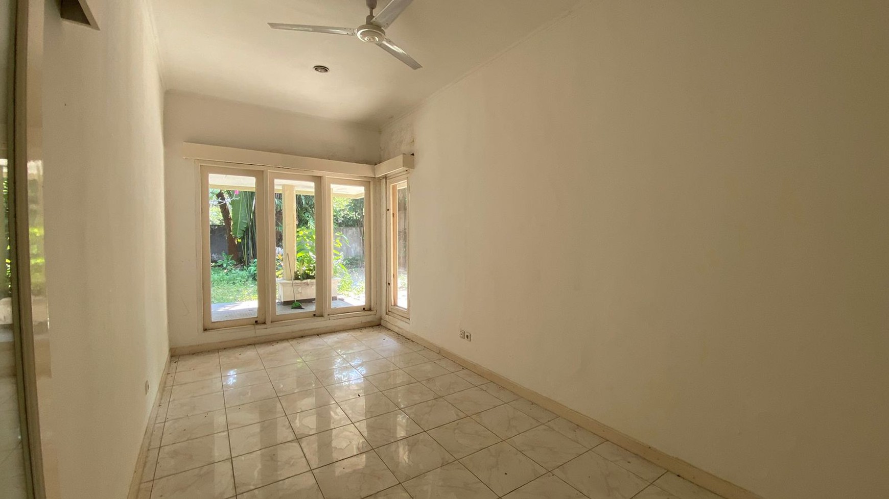 Dijual Rumah Tua Hitung Tanah 1.300 M di Kawasan Kemang Barat, Jakarta Selatan