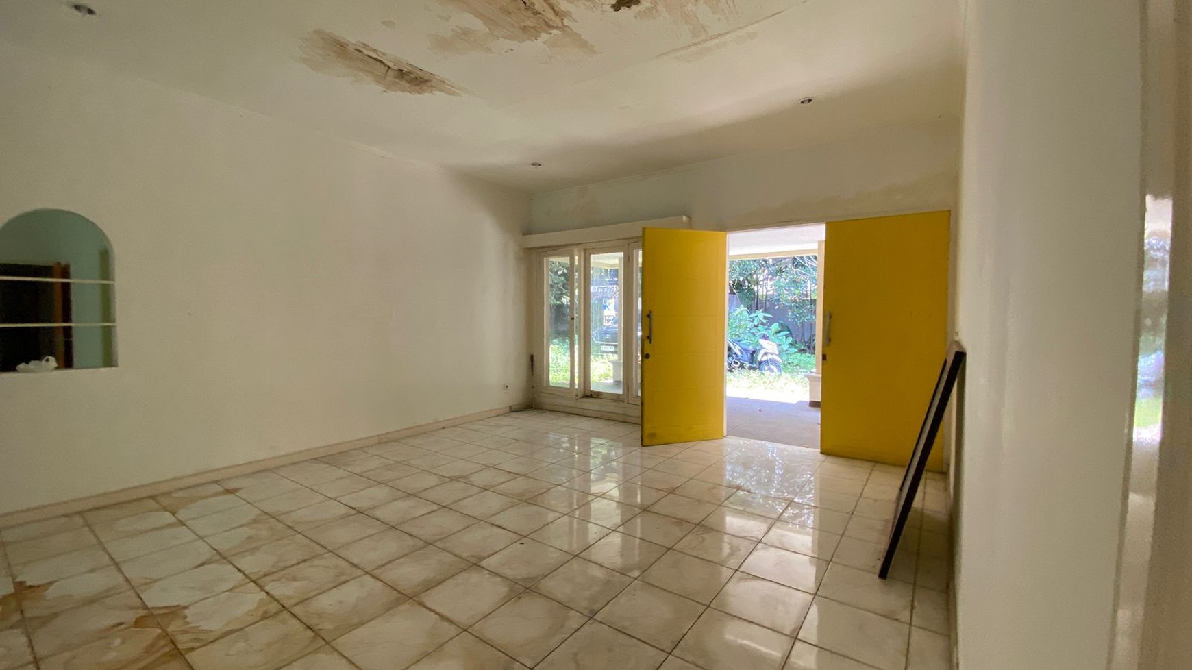 Dijual Rumah Tua Hitung Tanah 1.300 M di Kawasan Kemang Barat, Jakarta Selatan