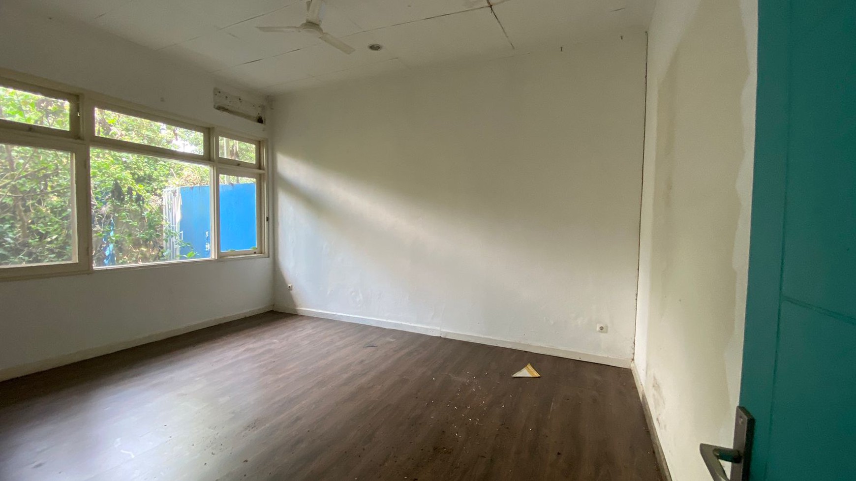 Dijual Rumah Tua Hitung Tanah 1.300 M di Kawasan Kemang Barat, Jakarta Selatan