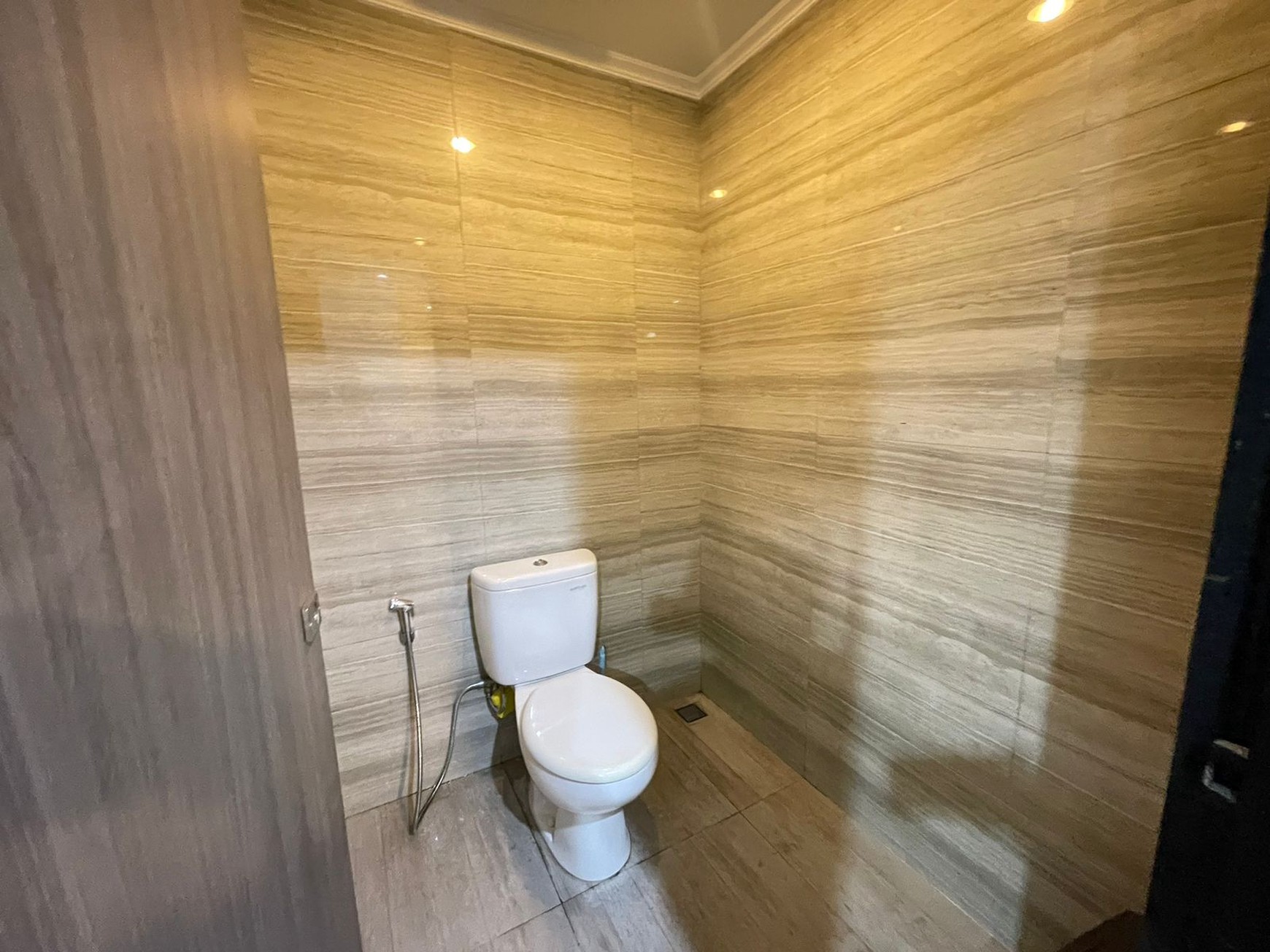 DISEWAKAN RUANG USAHA COCOK UNTUK KANTOR DAN KLINIK KECANTIKAN DI PAKUBUWONO