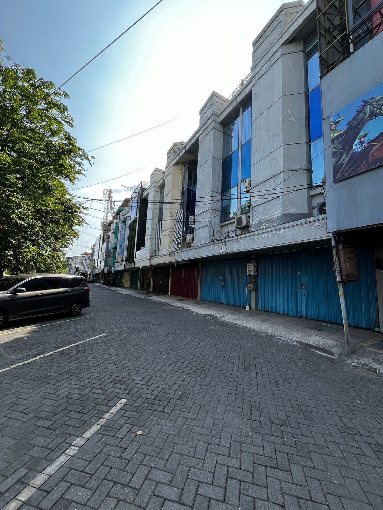 Ruko 2 Jejer di Klampis Jaya Surabaya, Jarang Ada