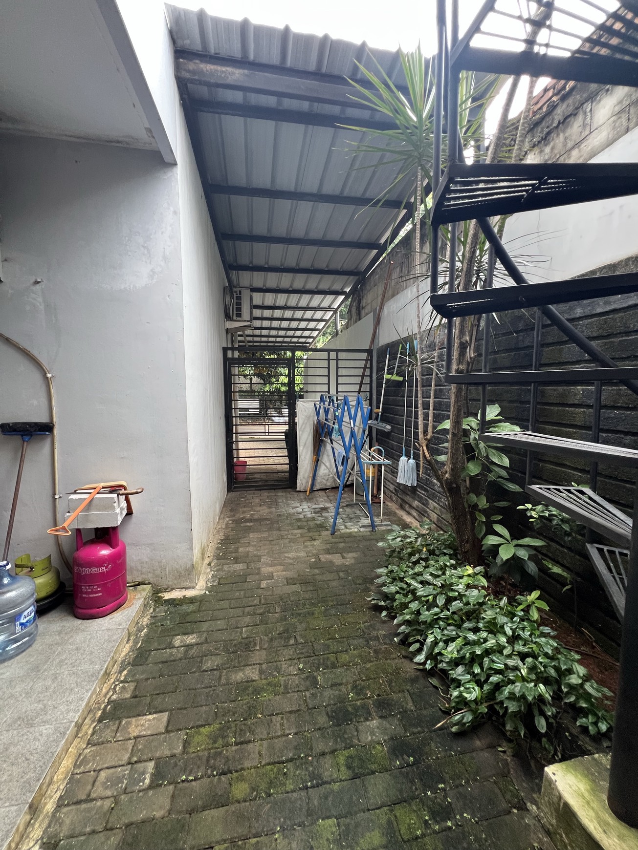 Rumah Sudut Luas, Nyaman, pemandangan pepohonan, Jarang ada, Nusa Loka, BSD
