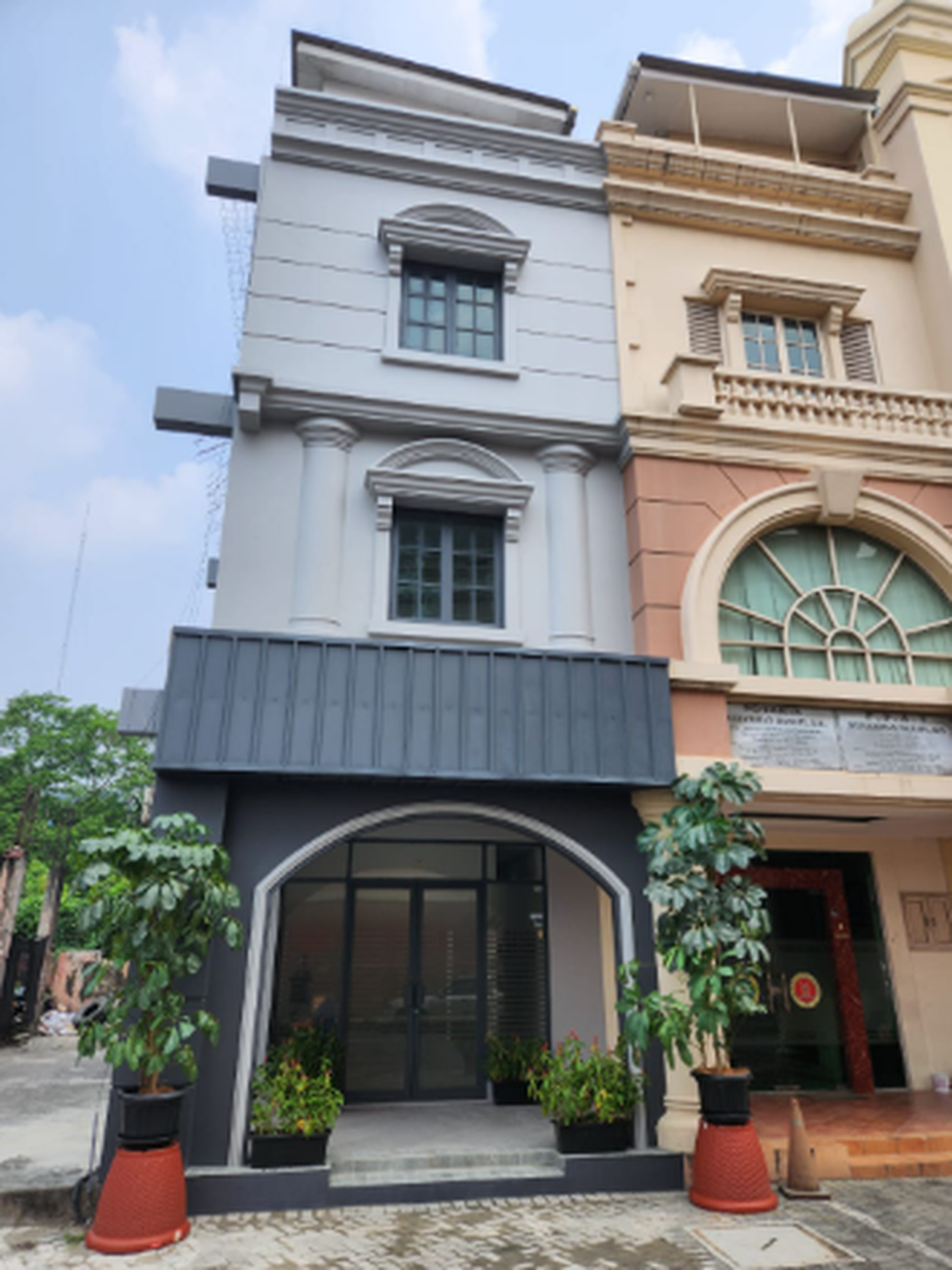 Ruko Siap Pakai dan Lokasi Strategis Pinggir Jalan Raya 4 Lantai @Jakarta Selatan
