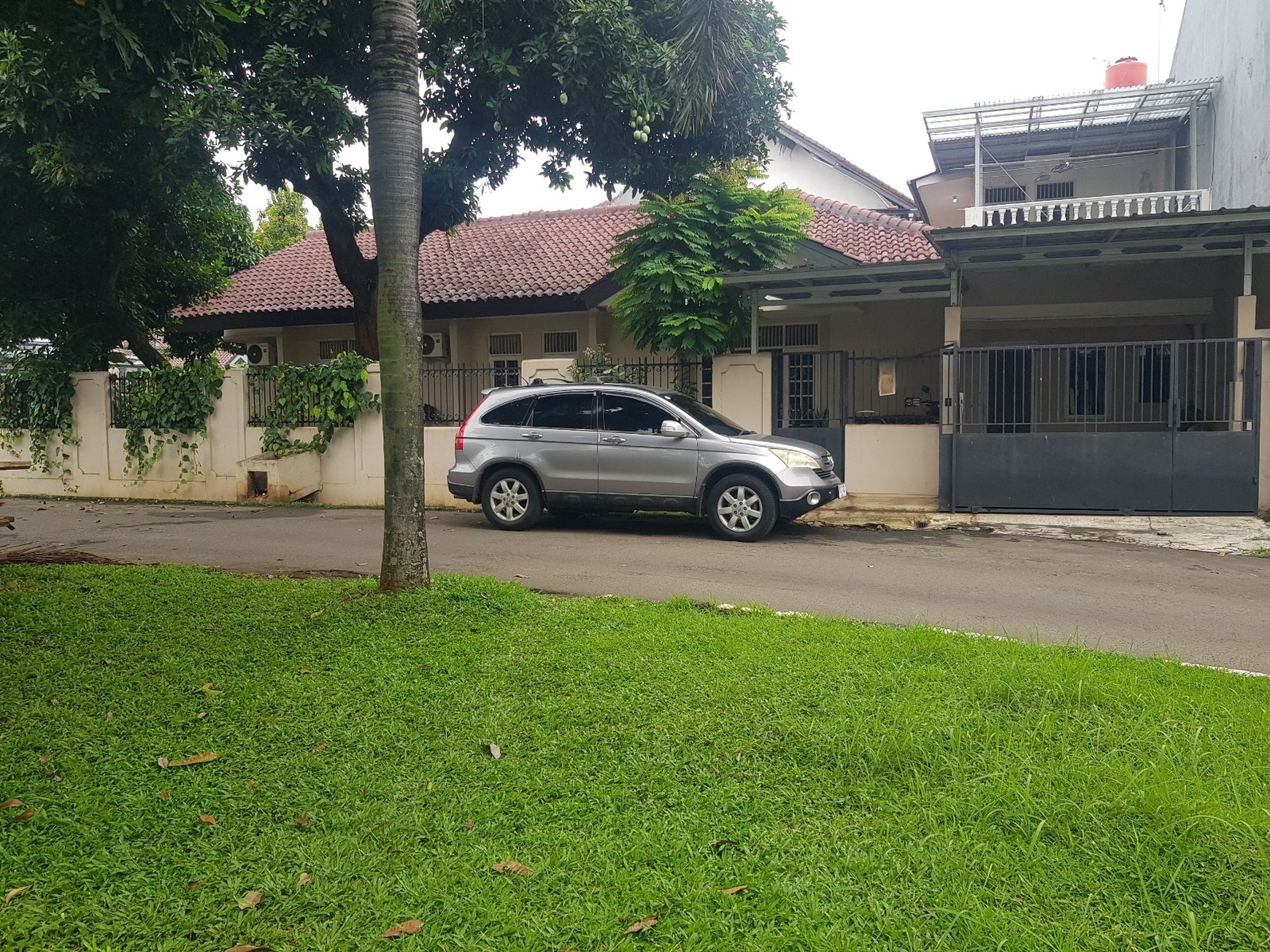 Flash Sale. Rumah luas Villa Melati Mas Serpong, posisi pinggir jln raya..