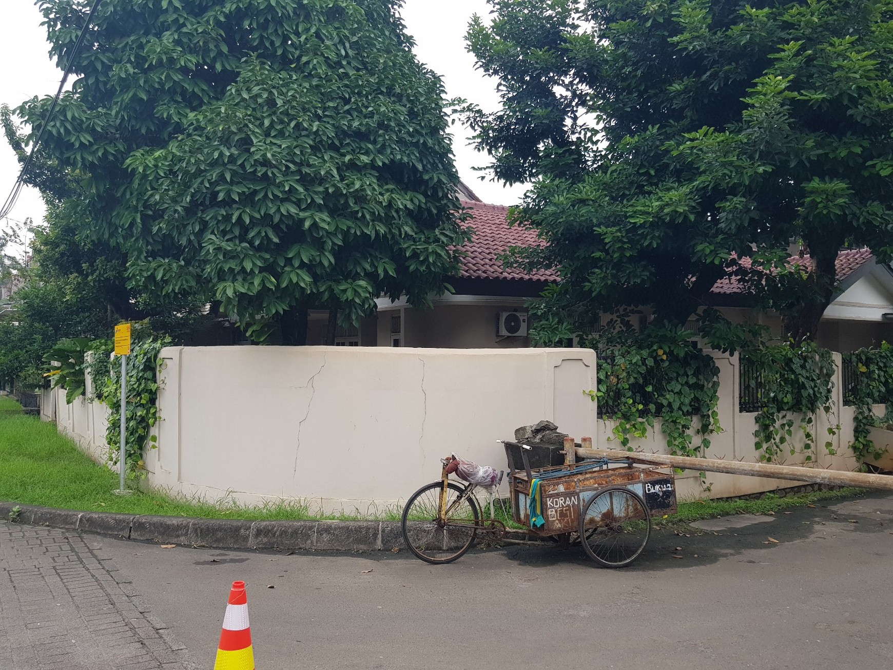 Flash Sale. Rumah luas Villa Melati Mas Serpong, posisi pinggir jln raya..