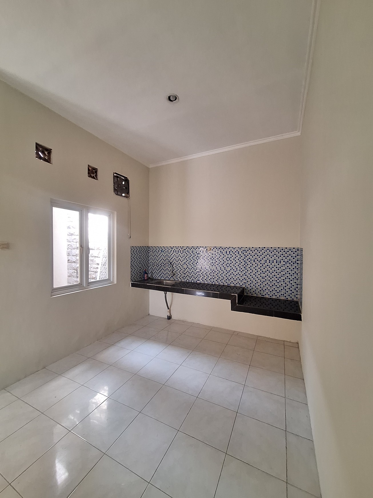 MURAH Disewakan Rumah Bukit Palma Citraland Surabaya Cantik 4 Kamar Tidur Siap Huni dekat Sekolah Citra Berkat , SUPERINDO