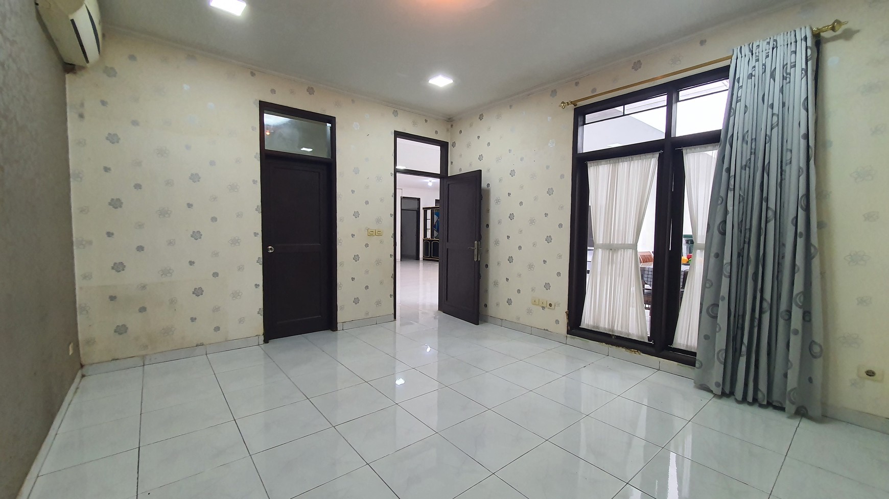 Rumah Bagus di Komplek Elit Taman Sakura Bandung Harga Menarik