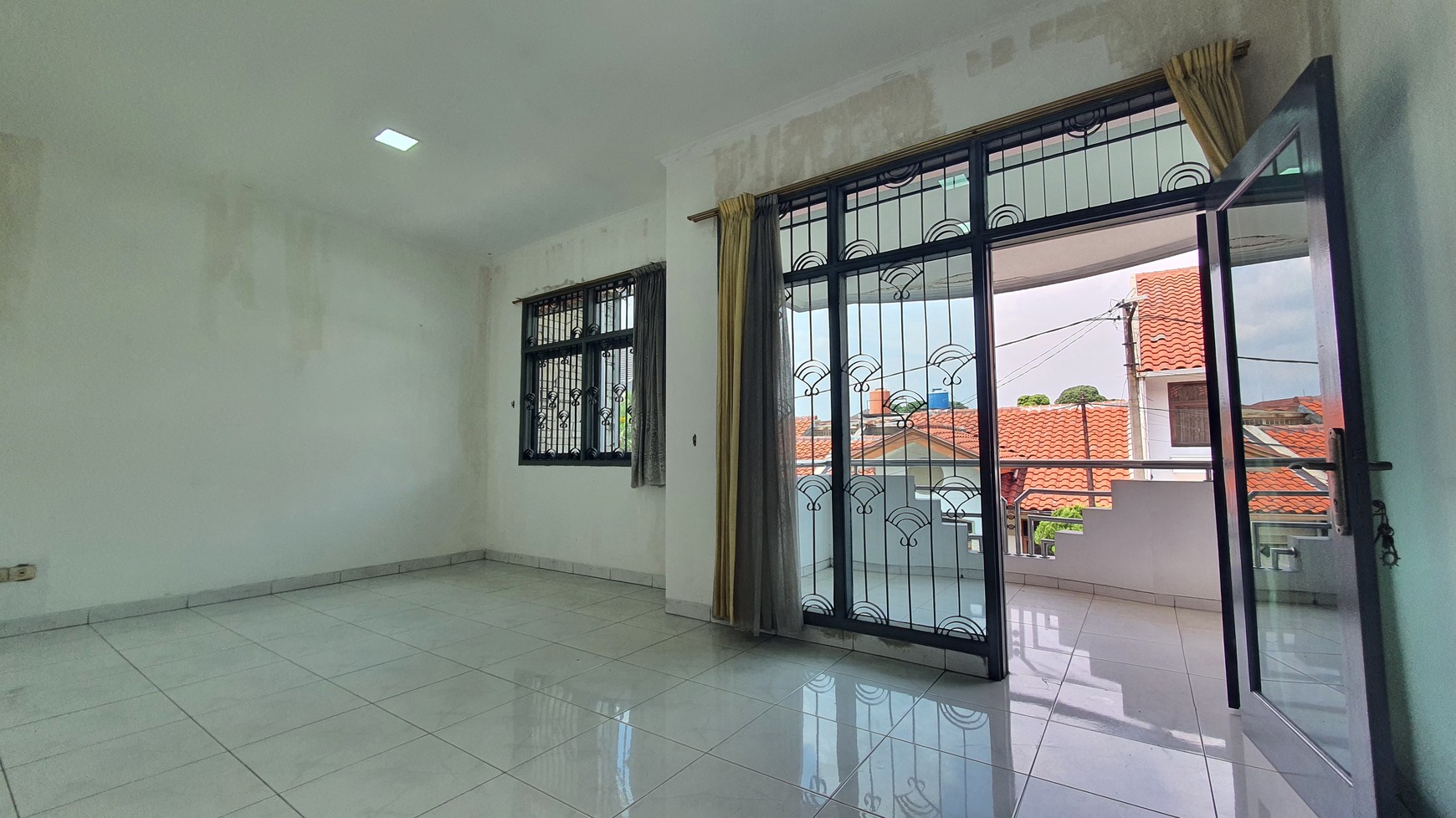 Rumah Bagus di Komplek Elit Taman Sakura Bandung Harga Menarik