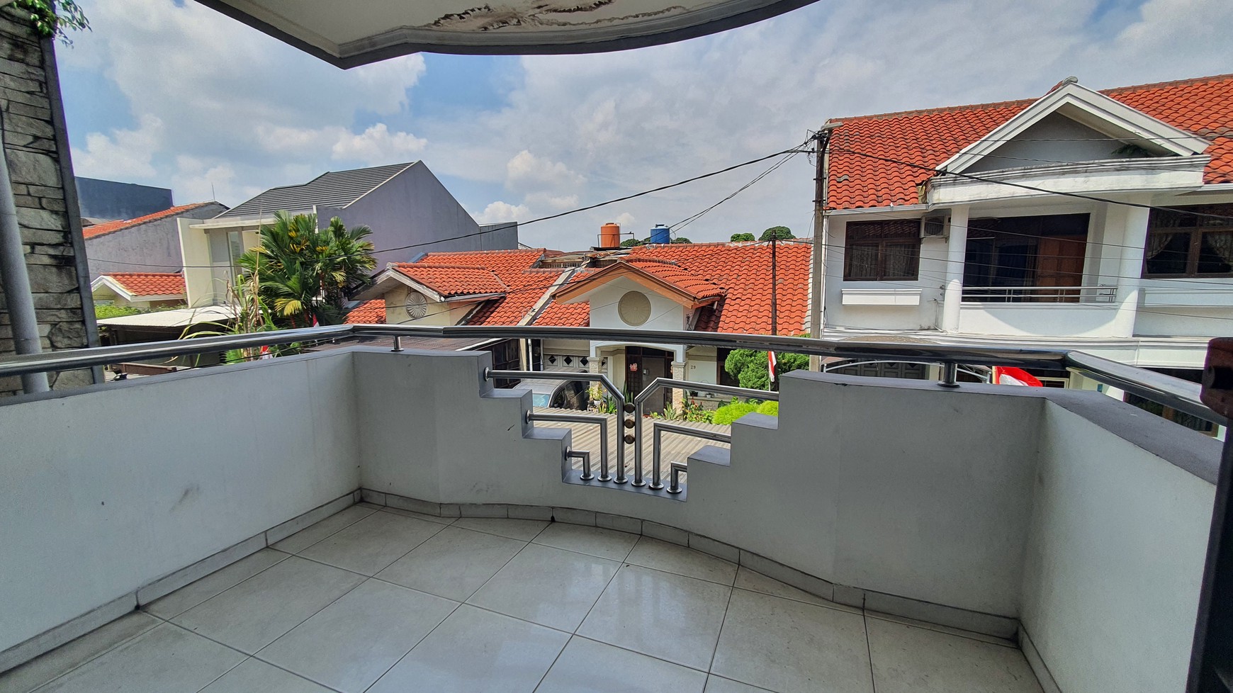 Rumah Bagus di Komplek Elit Taman Sakura Bandung Harga Menarik