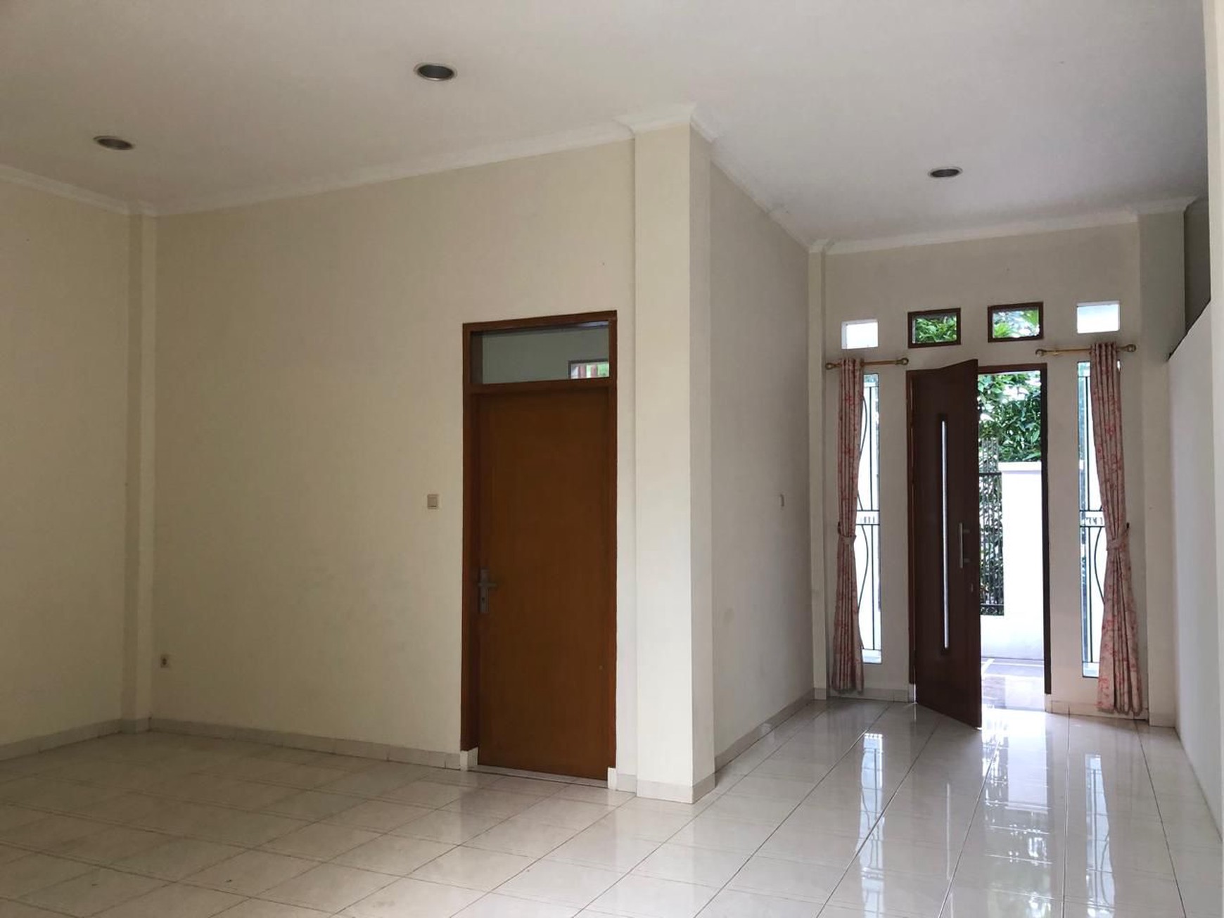 Rumah Siap Huni di Taman Holis Indah