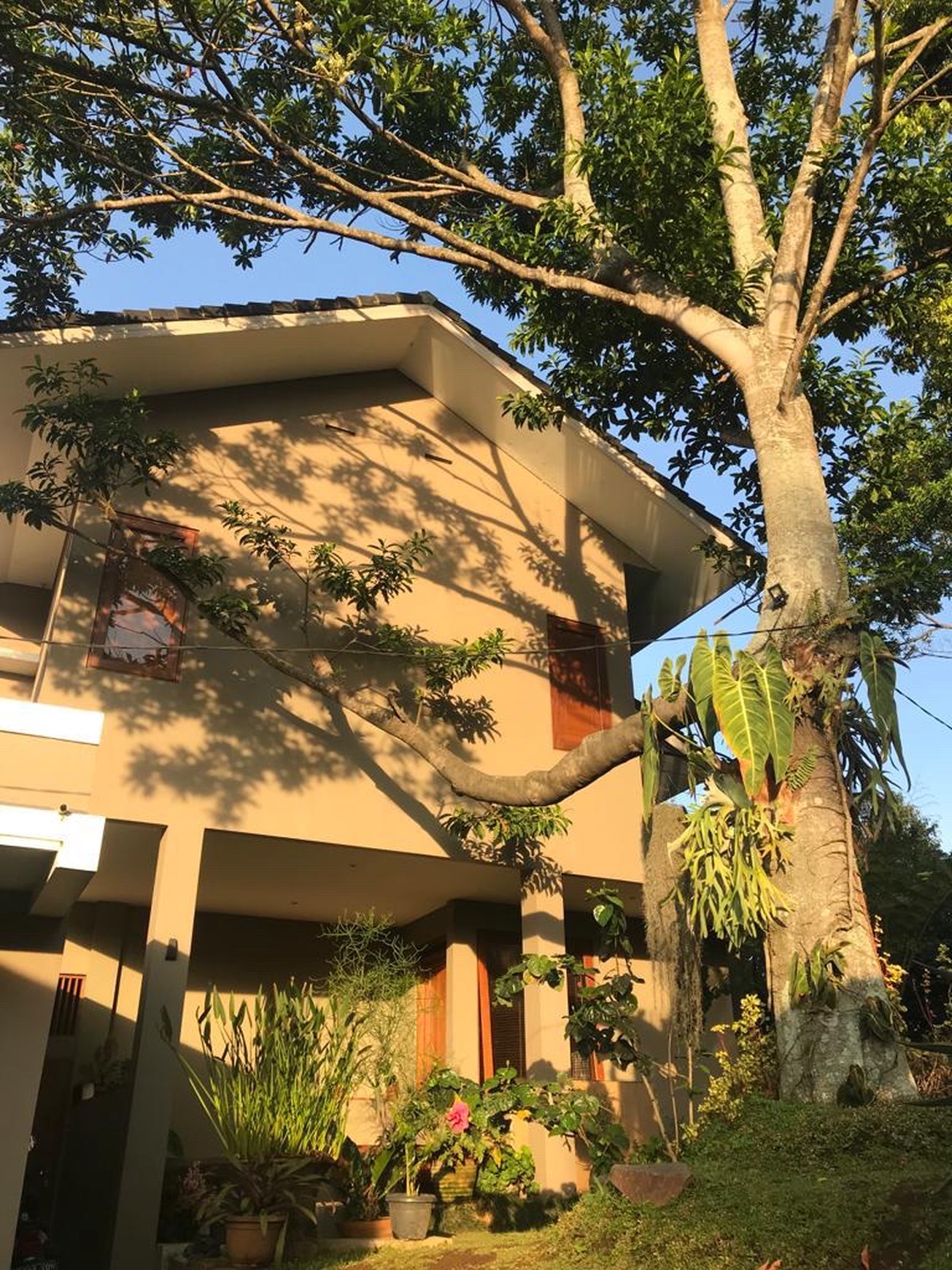 Villa Mewah di Bandung - Sersan Bajuri,  Terawat, Siap huni, Strategis di Komplek Resto Kampung Daun