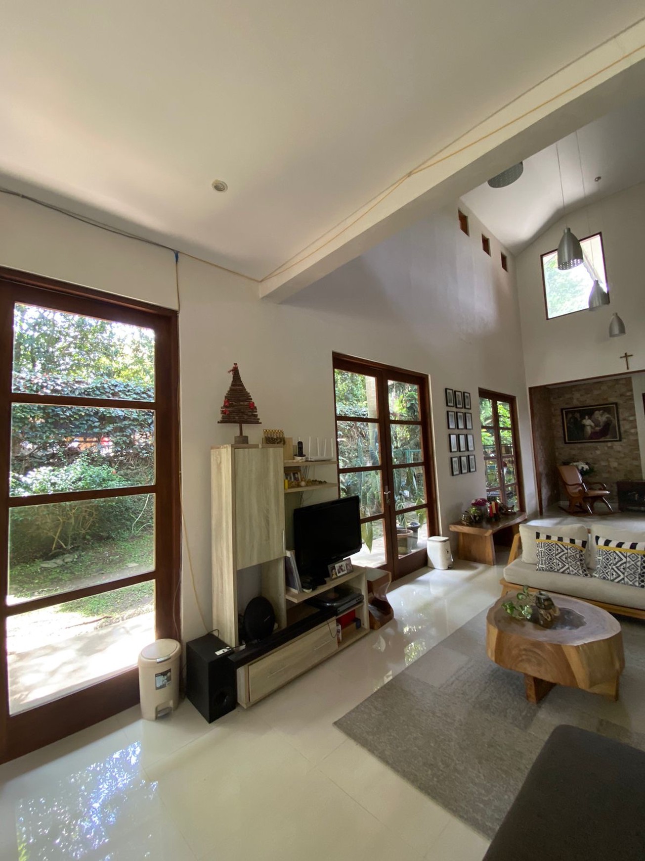 Villa Mewah di Bandung - Sersan Bajuri,  Terawat, Siap huni, Strategis di Komplek Resto Kampung Daun