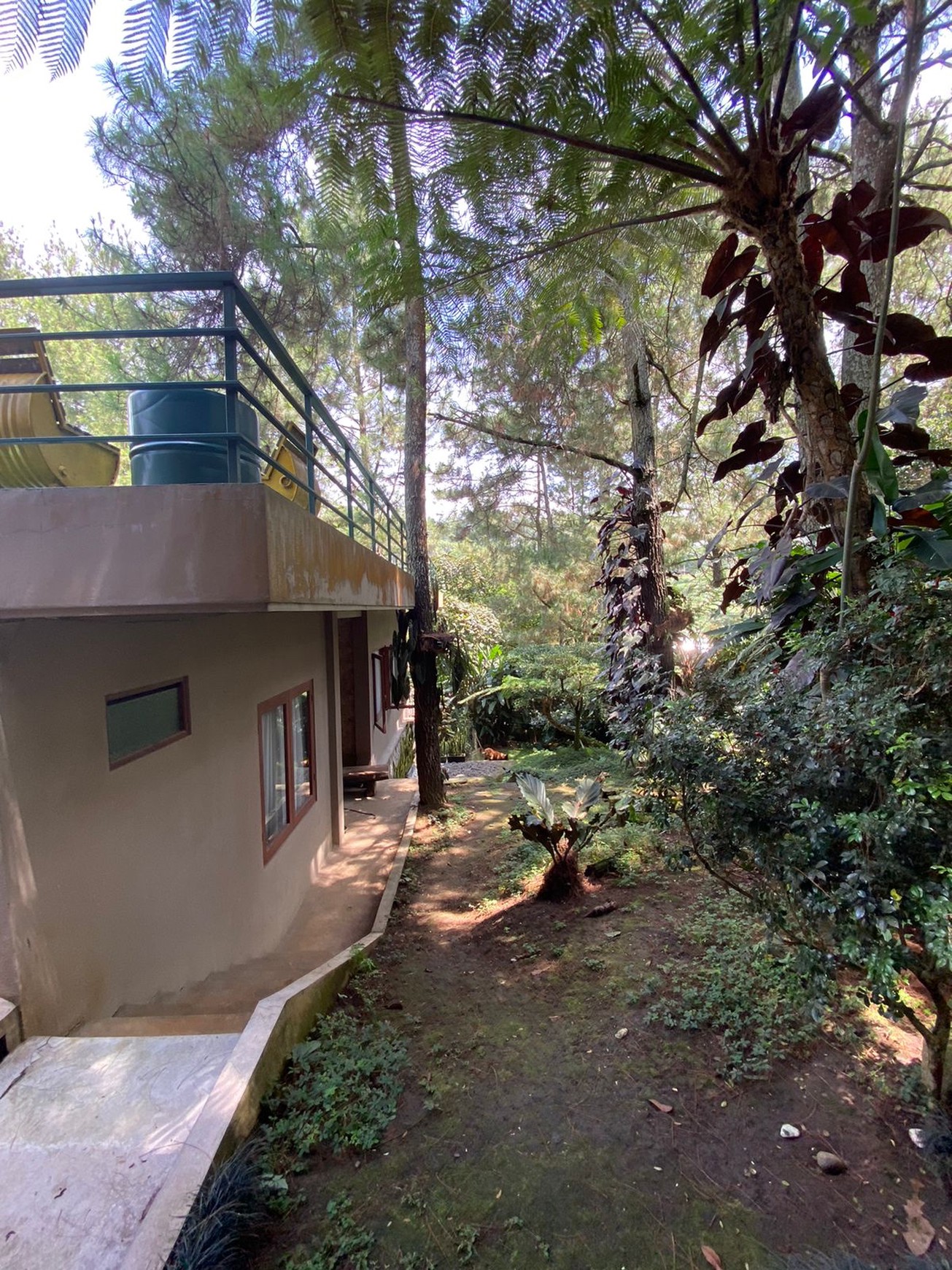 Villa Mewah di Bandung - Sersan Bajuri,  Terawat, Siap huni, Strategis di Komplek Resto Kampung Daun