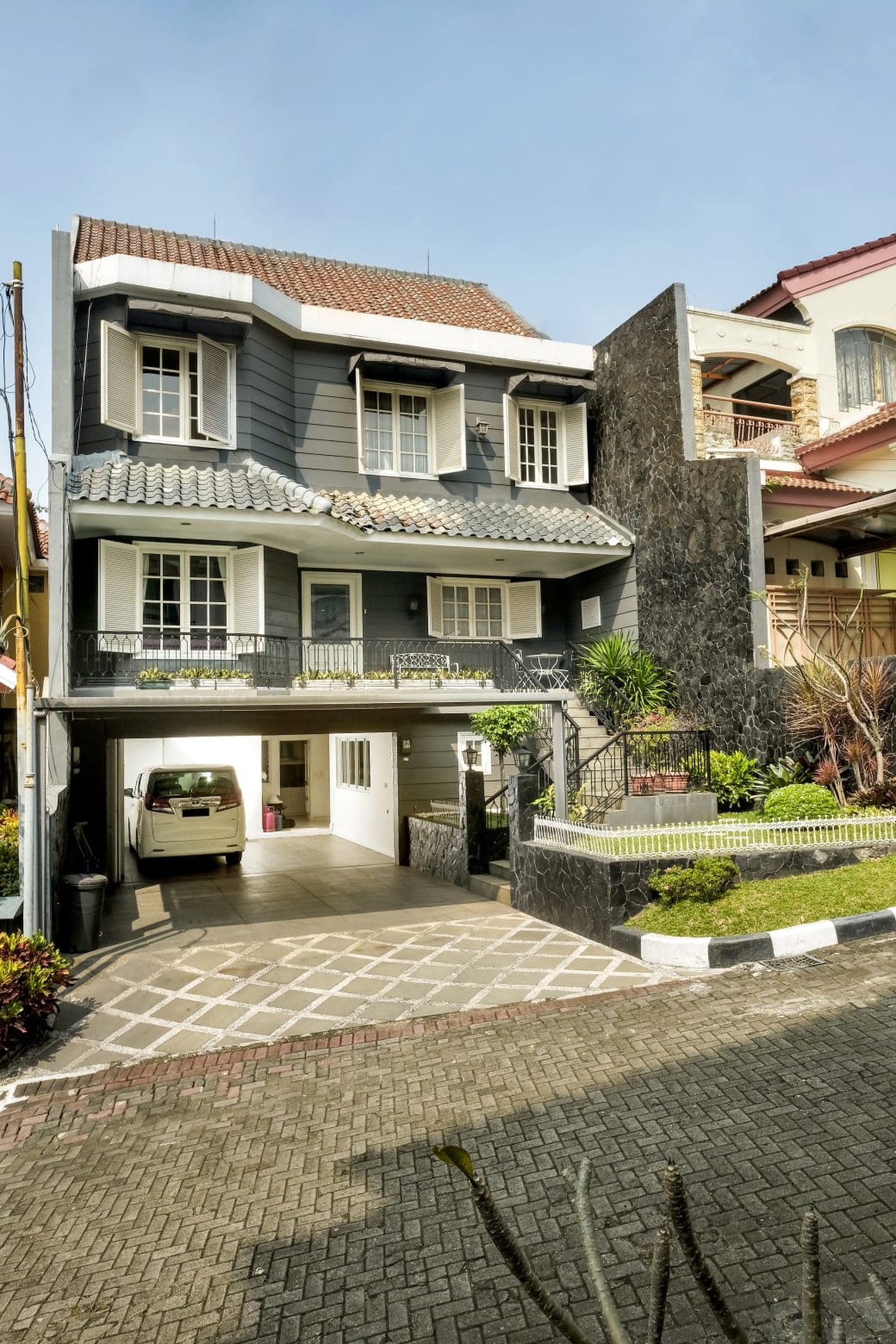 LUXURY! Rumah Mewah 3 Lantai di Kompek Alamanda, Bandung!
