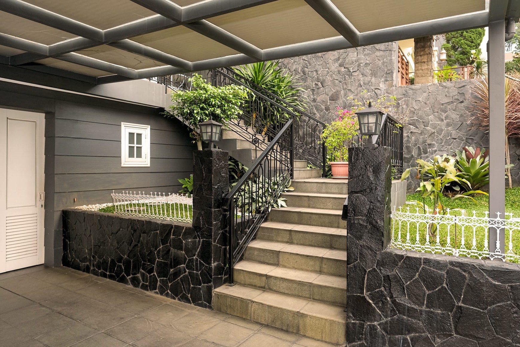 LUXURY! Rumah Mewah 3 Lantai di Kompek Alamanda, Bandung!