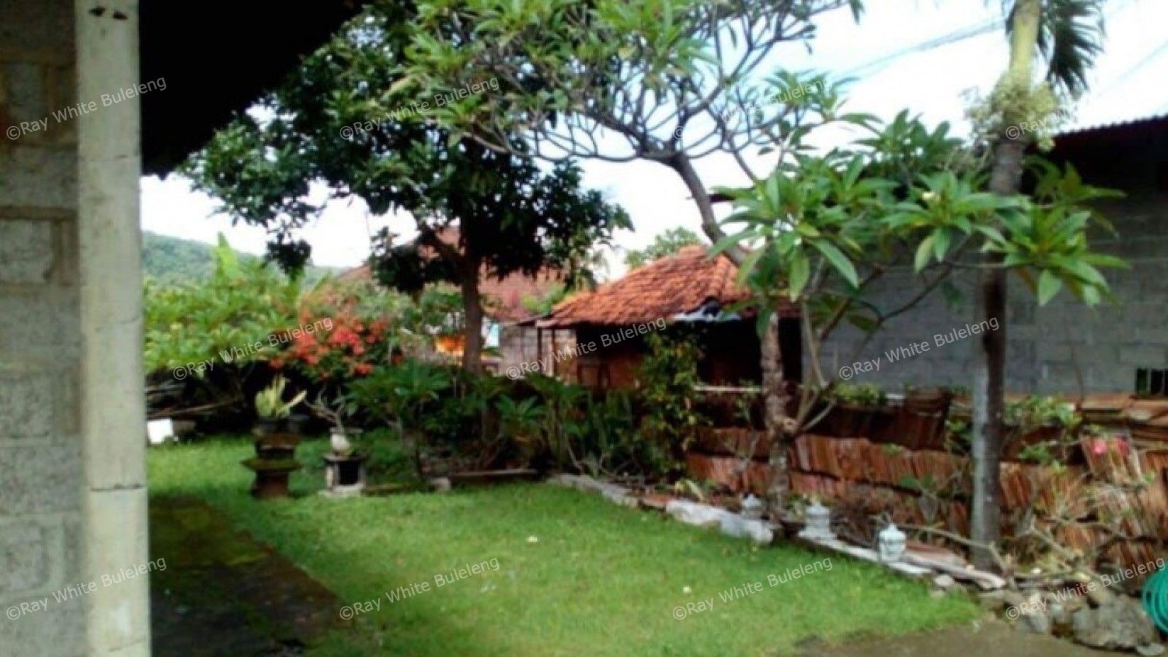 THIS HOUSE IN KAYU PUTIH NEEDS SOME FINISHING