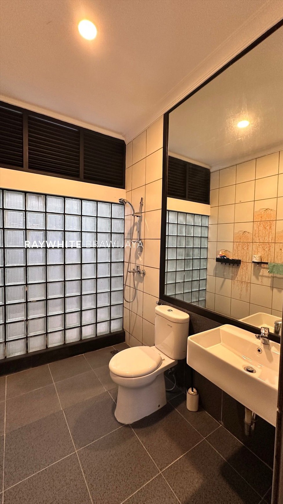 Rumah Lokasi Strategis Area Metro Alam Pondok Indah