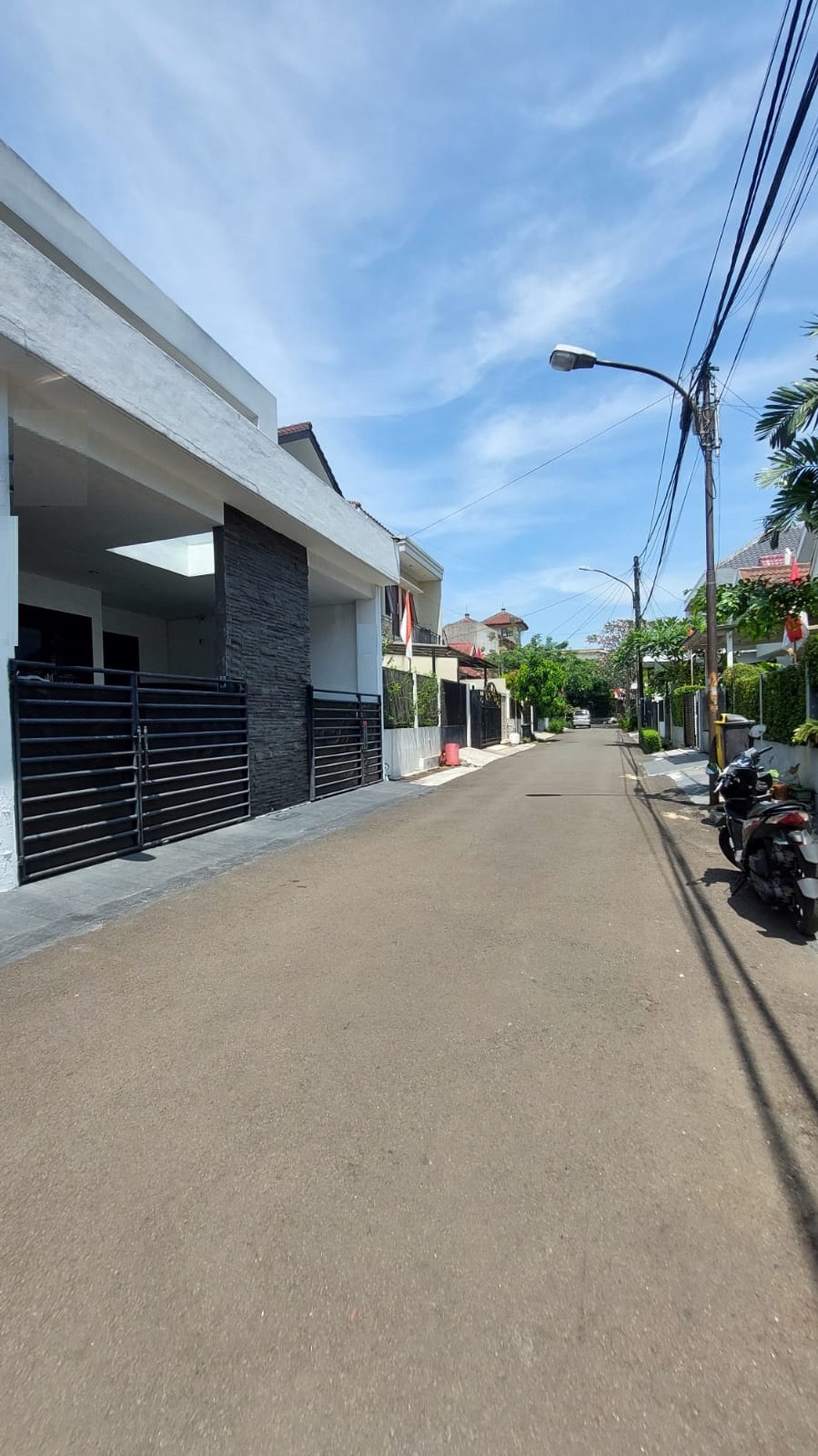 Rumah Siap Huni, dalam komplek yg tenang, strategis di Bintaro Sektor 3