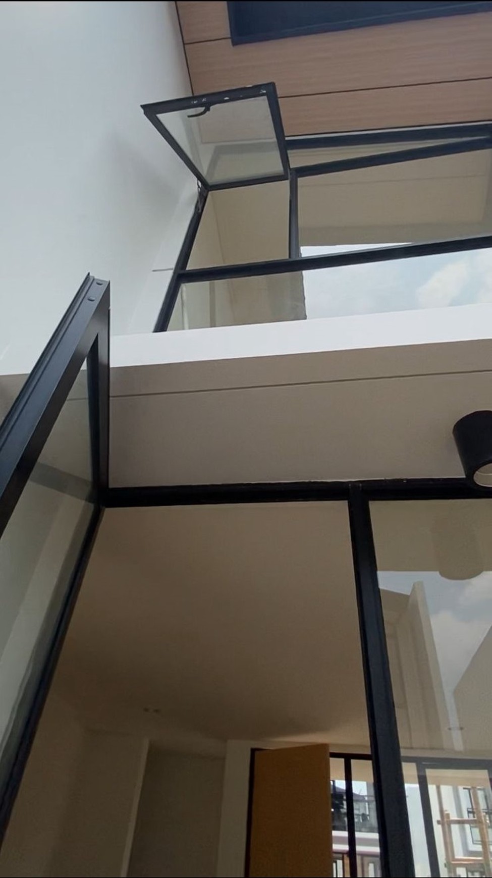 Disewakan Rumah 2 Lantai di Kawasan Cendana Cove Karawaci Tangerang