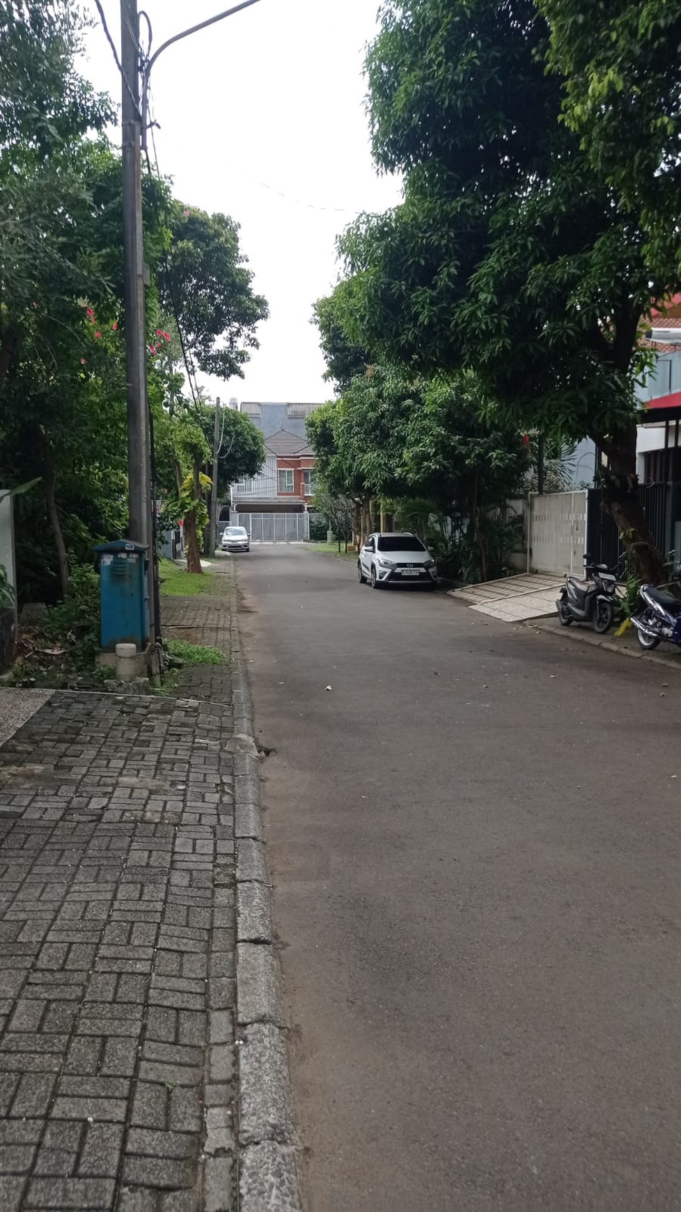 Rumah Mandiri  BSD Anggrek Loka  Row Jalan besar, dekat security post