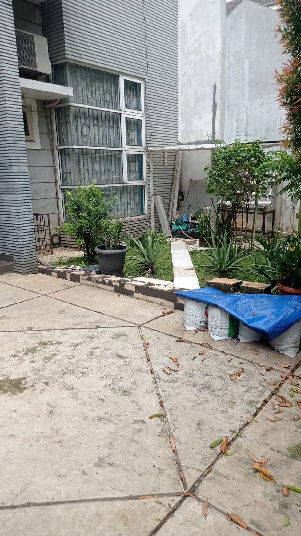 Rumah Mandiri  BSD Anggrek Loka  Row Jalan besar, dekat security post