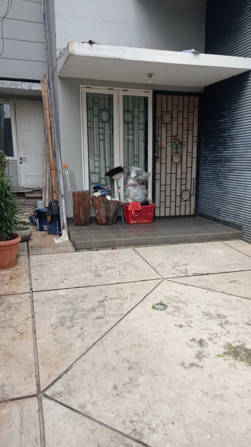 Rumah Mandiri  BSD Anggrek Loka  Row Jalan besar, dekat security post