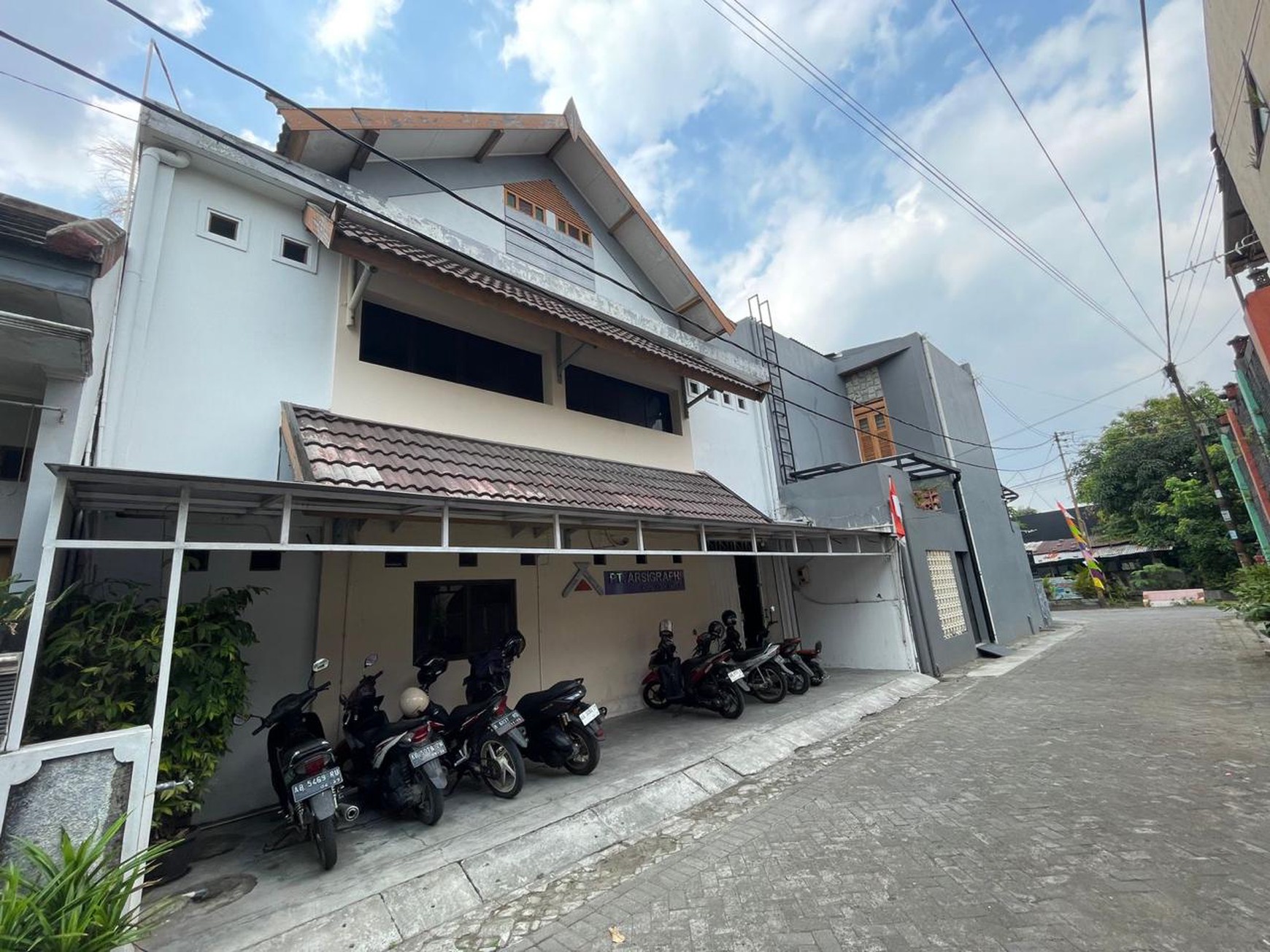 Rumah Tinggal 2 Lantai Dalam Perum Nogotirto Gamping Sleman