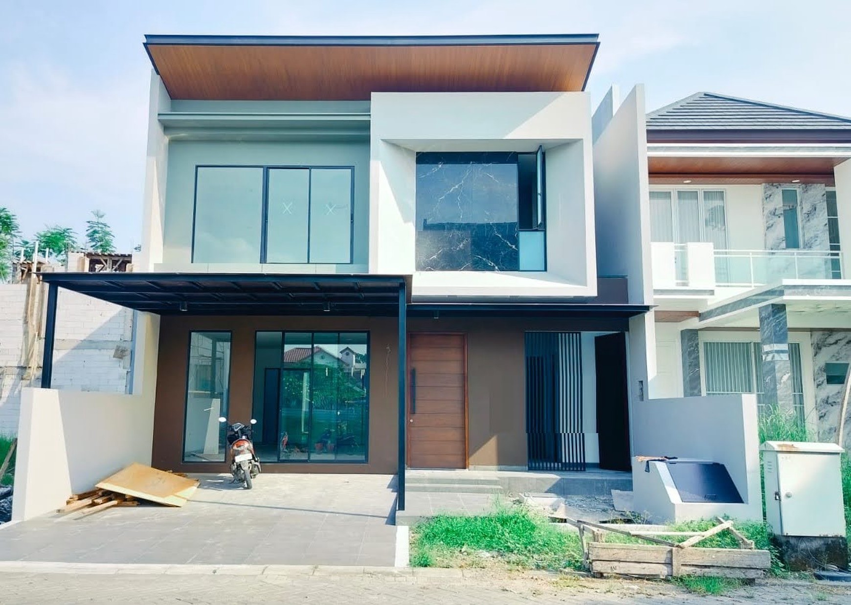 Rumah dijual Perumahan Crystal Golf Citraland Lakarsantri Surabaya Barat 2 Lantai Siap Huni