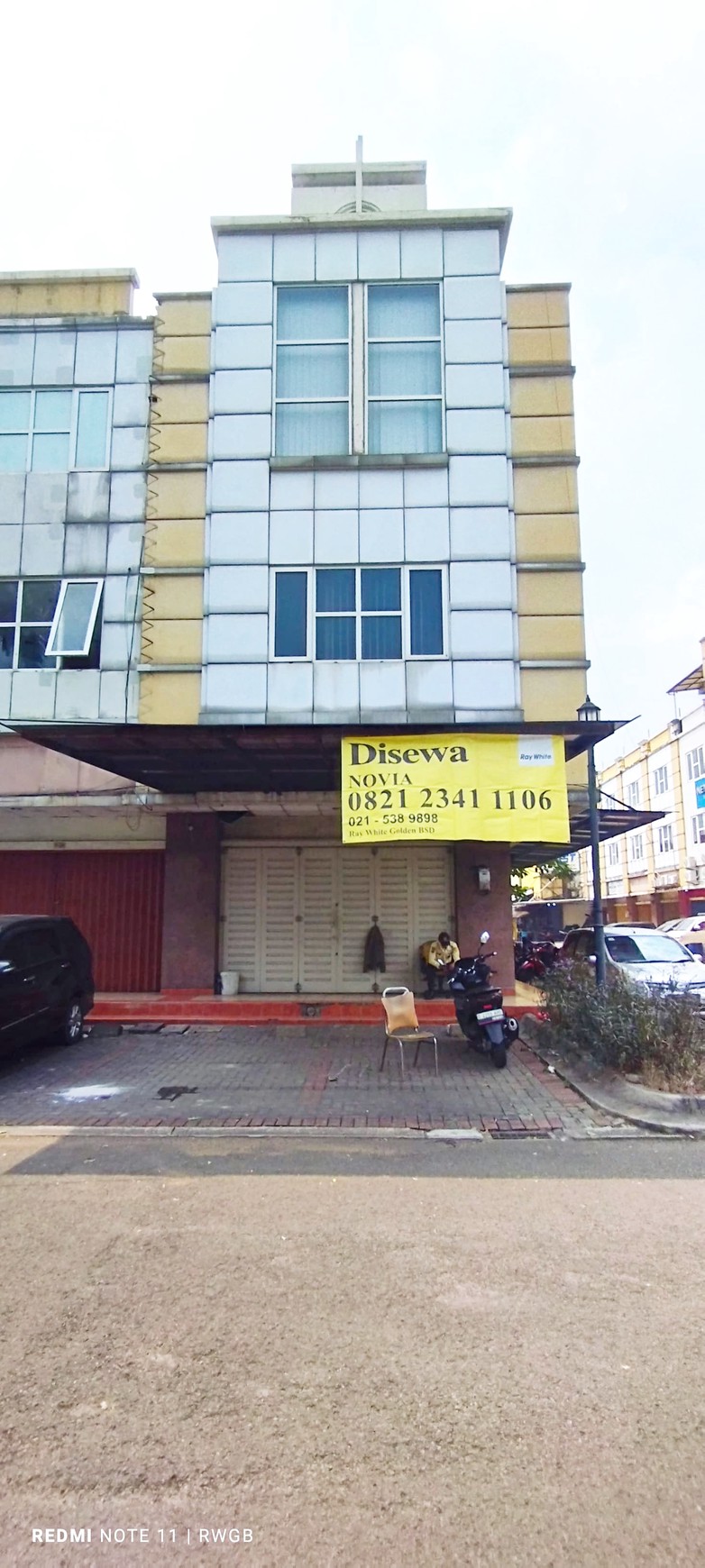 hadap jalan raya satu-satunya yg disewakan ruko golden boulevard bsd city