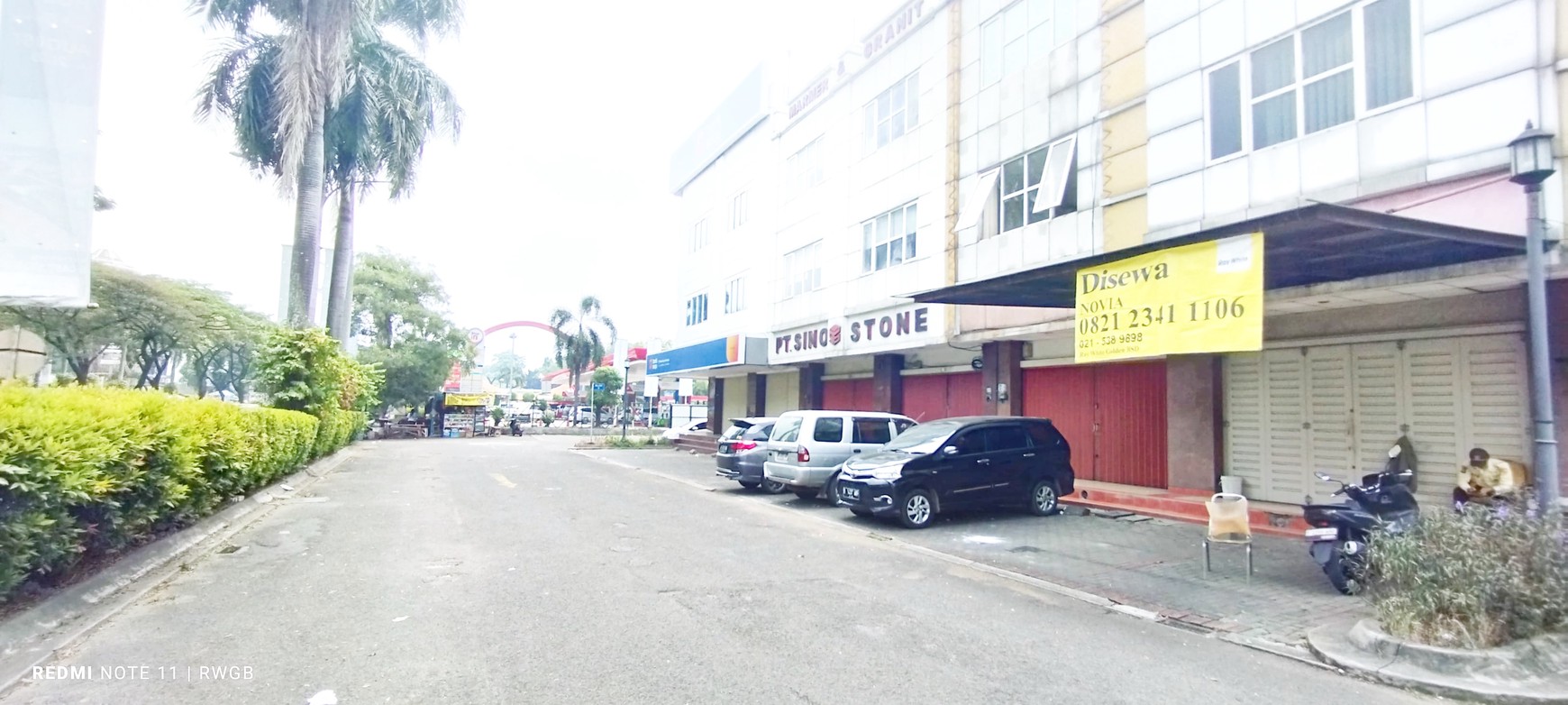 hadap jalan raya satu-satunya yg disewakan ruko golden boulevard bsd city