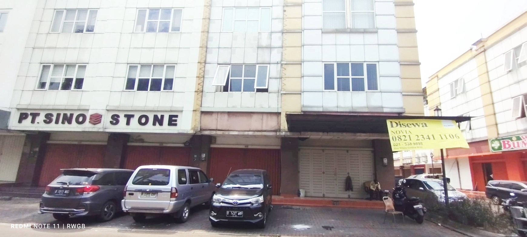 hadap jalan raya satu-satunya yg disewakan ruko golden boulevard bsd city